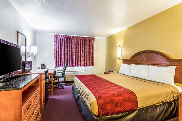 Images Econo Lodge Inn & Suites