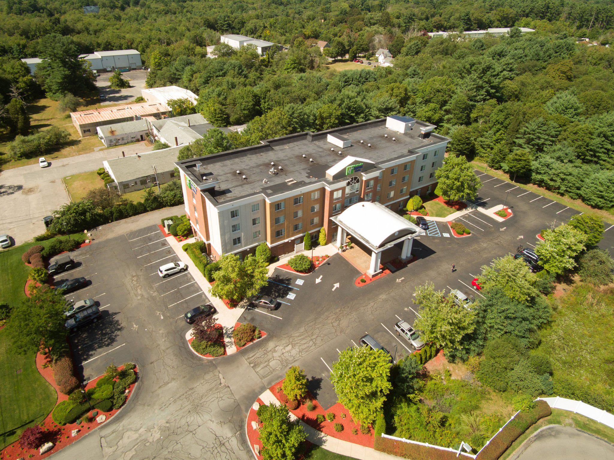 Holiday Inn Express & Suites Middleboro Raynham Photo