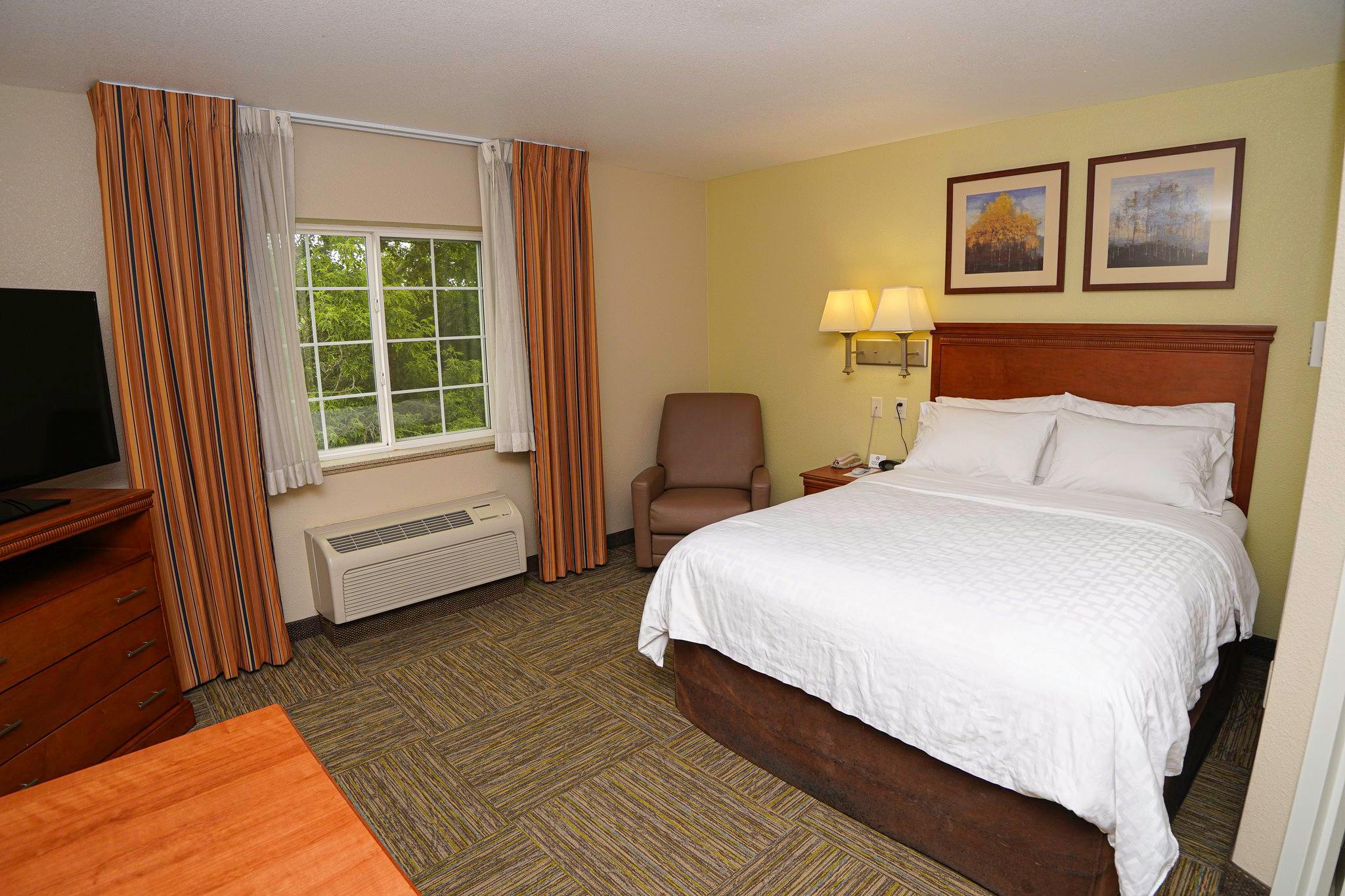 Candlewood Suites Boise - Towne Square Photo