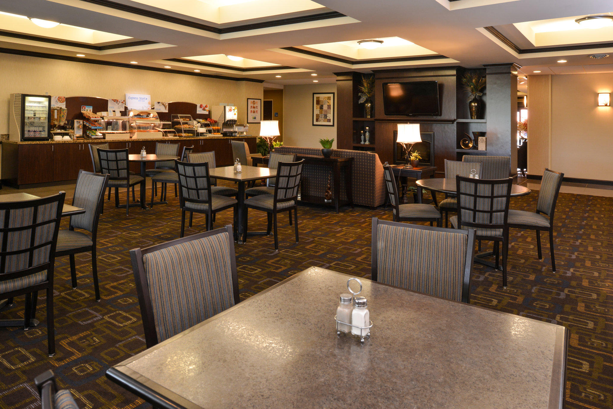 Holiday Inn Express & Suites Fairmont Photo