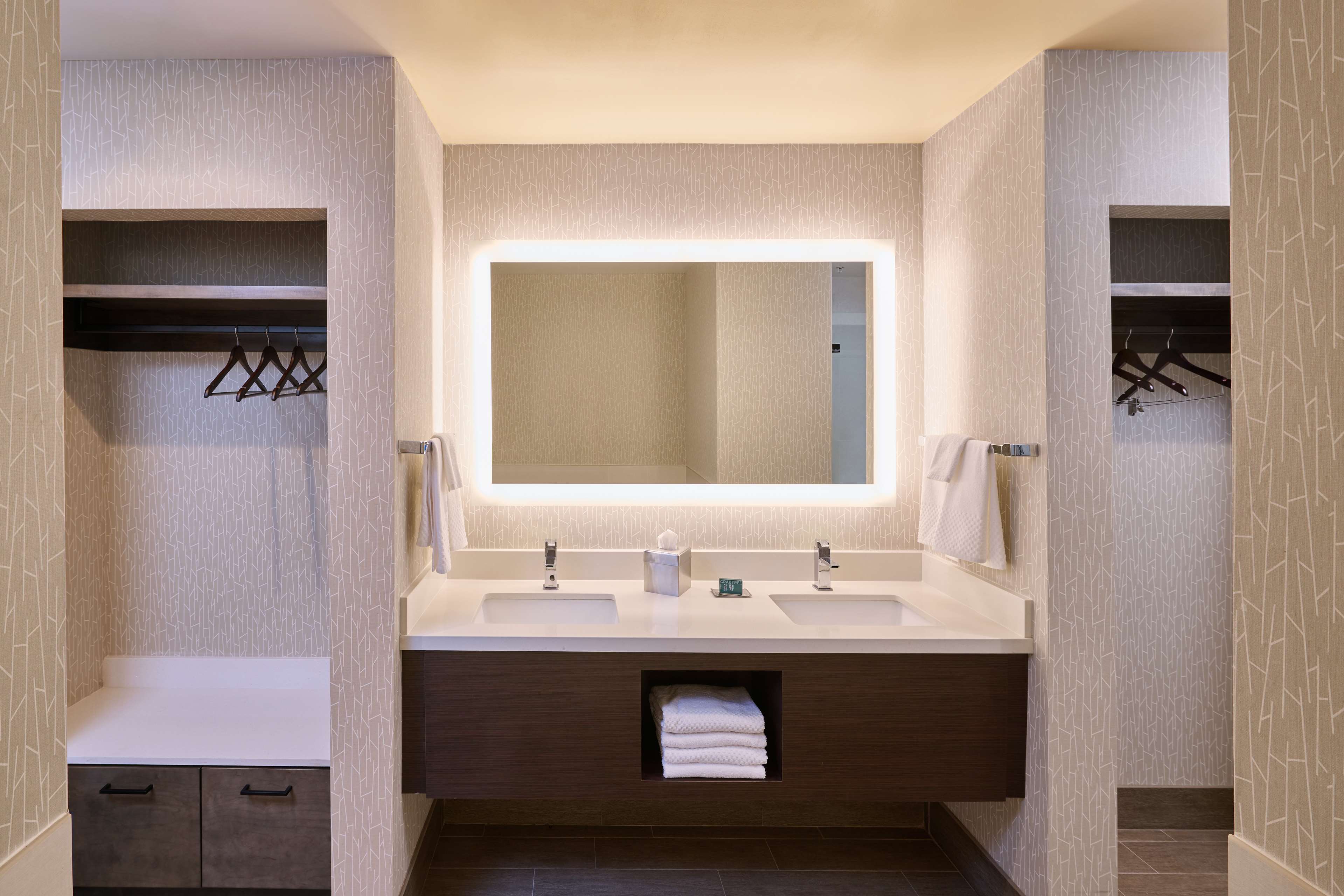 Guest room bath