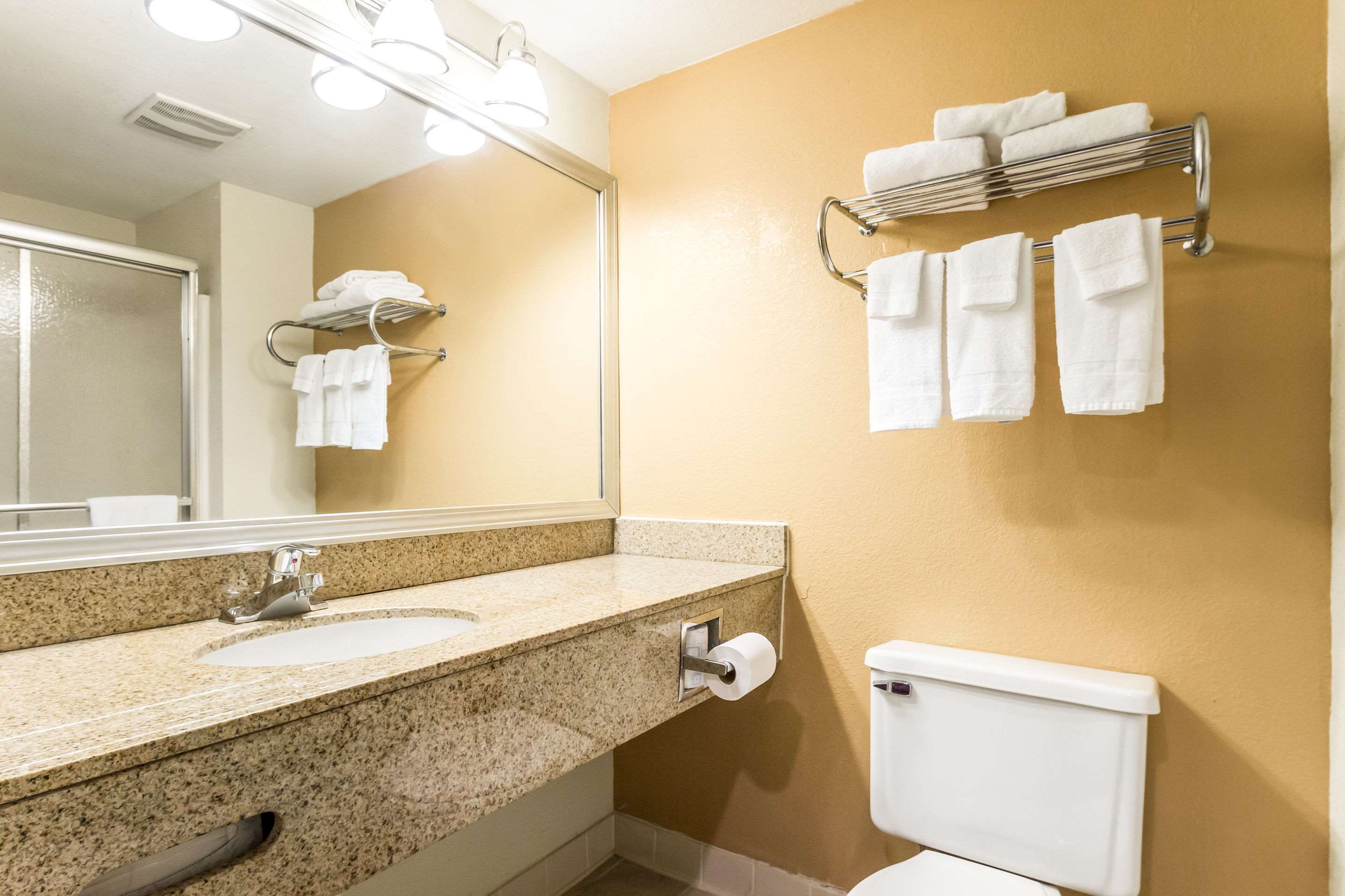 Quality Suites Milwaukee Airport Photo