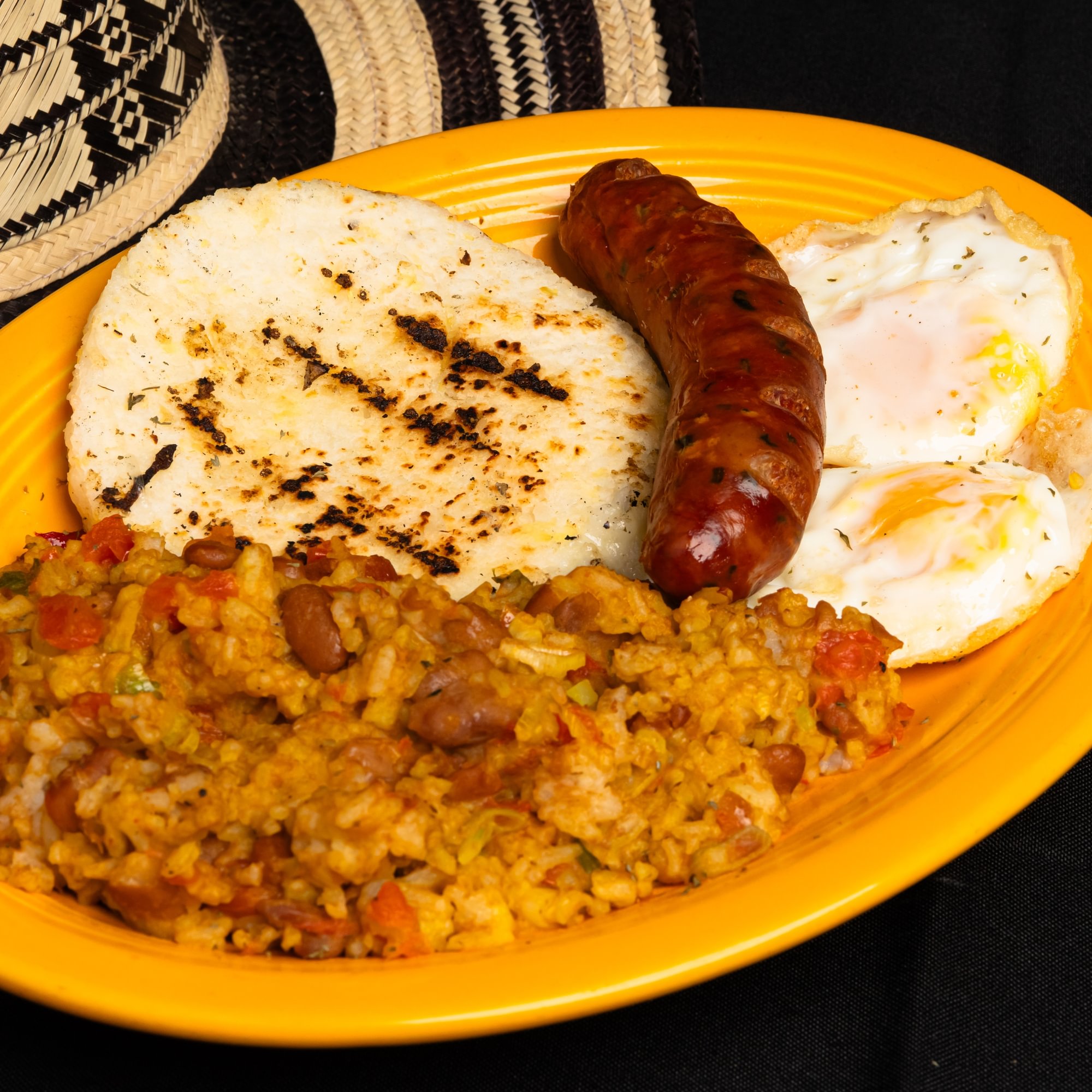 Calentado, Huevos, Chorizo Y Arepa
