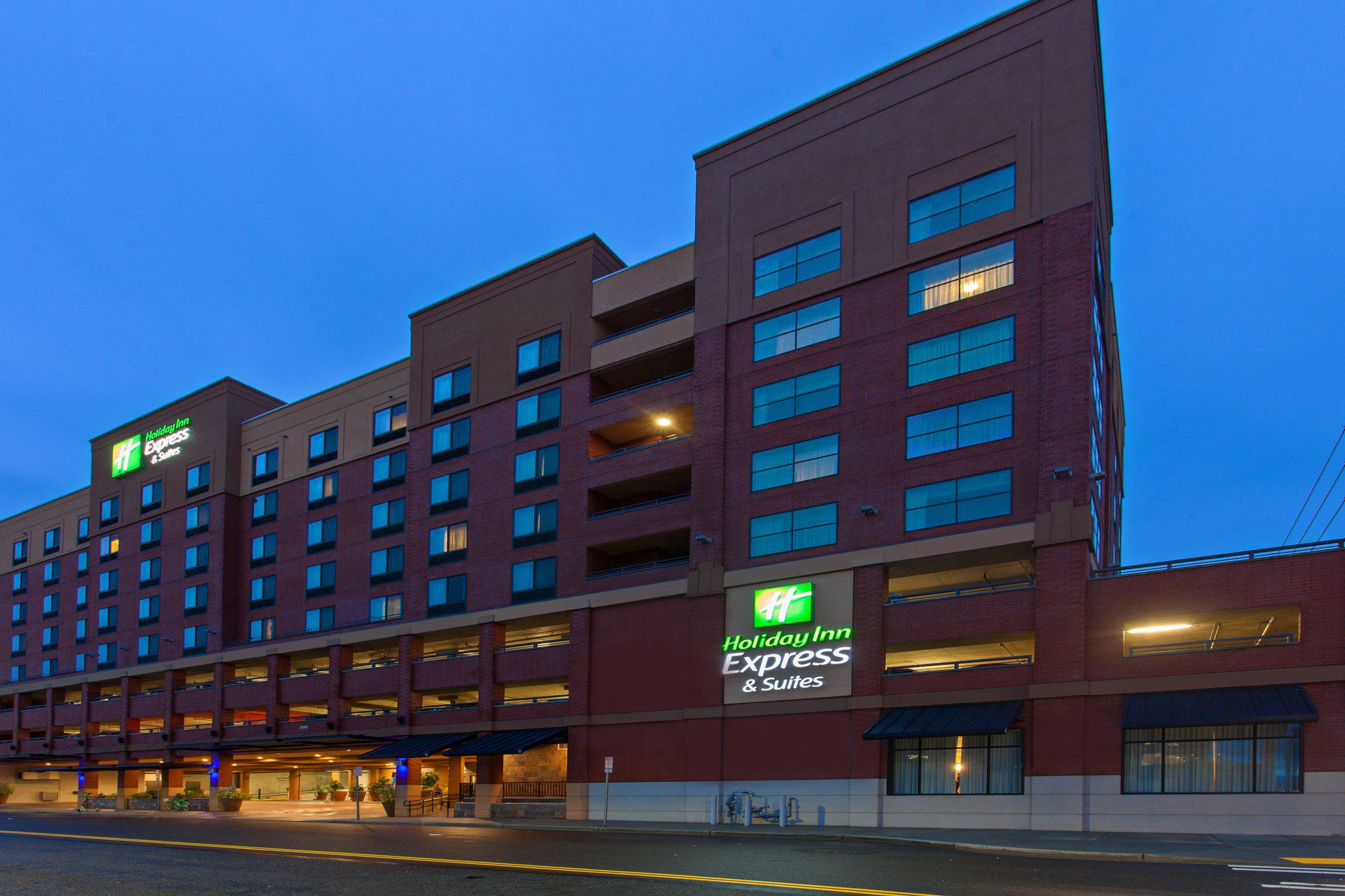 Holiday Inn Express & Suites Tacoma Downtown Photo