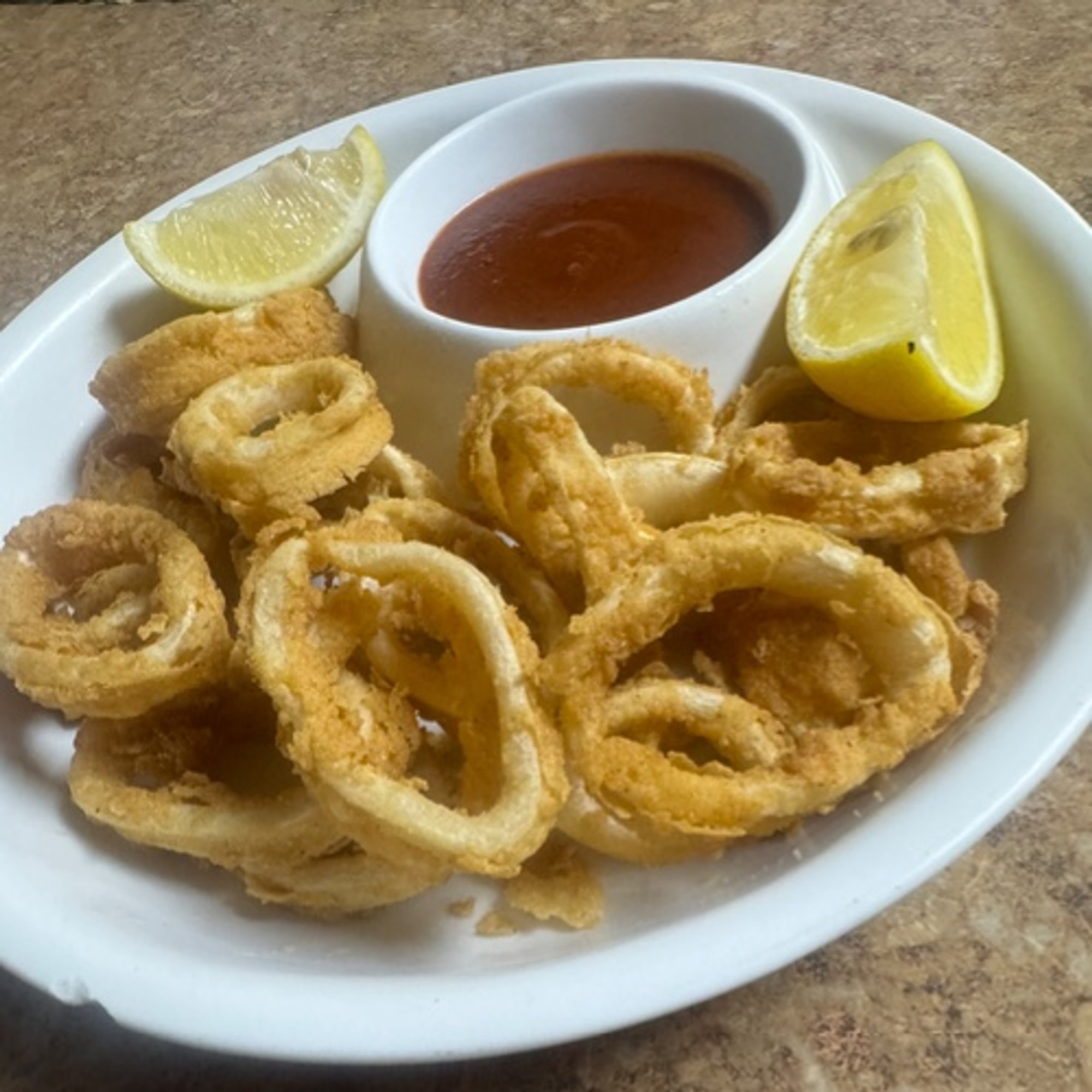 Calamari Frito Con Salsa Roja