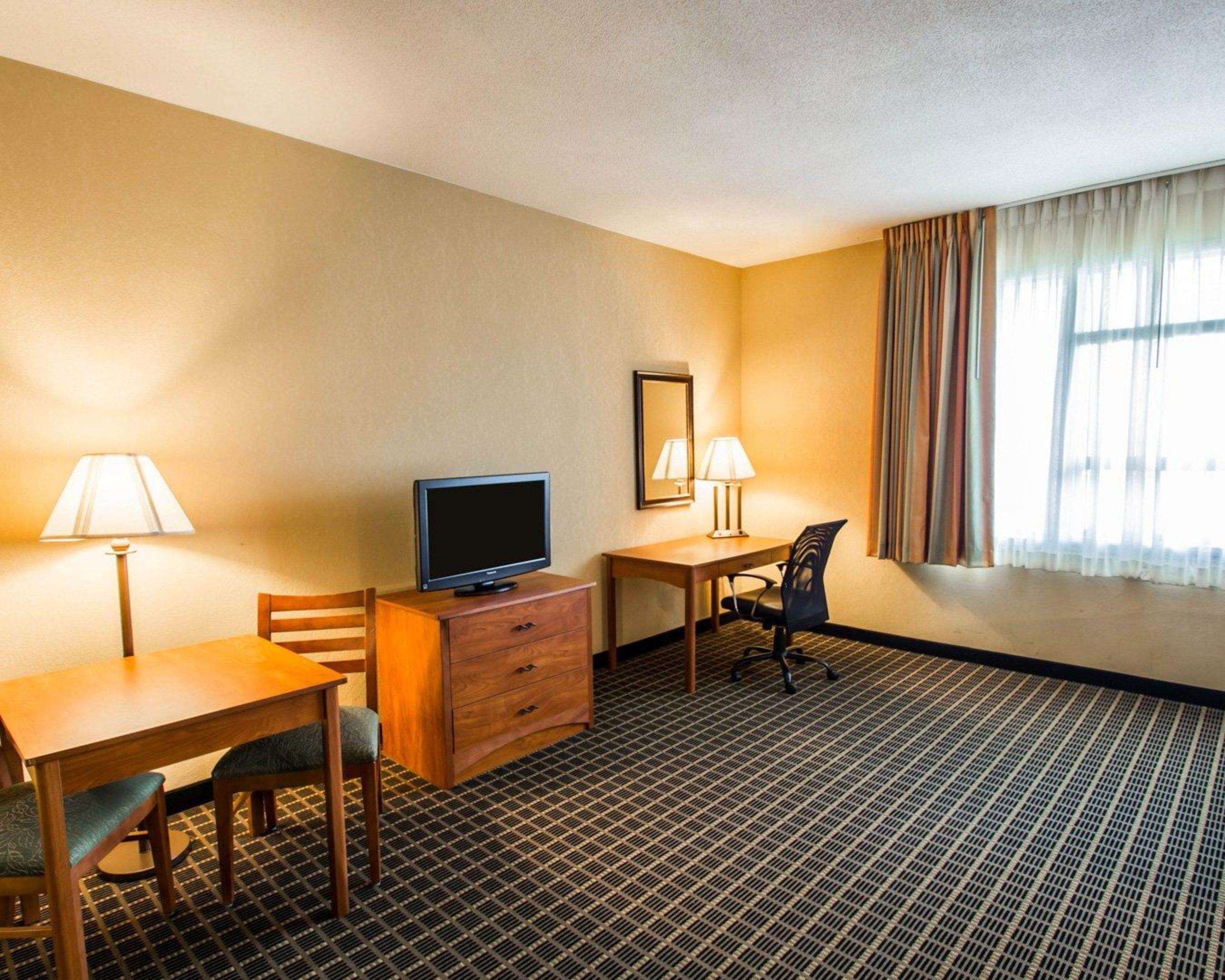 Clarion Inn & Suites Miami International Airport Photo