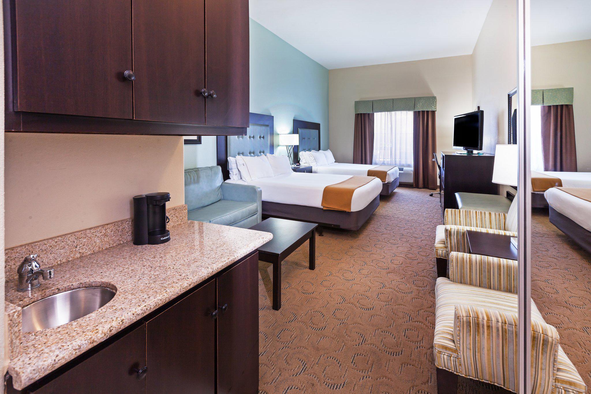 Holiday Inn Express & Suites Victoria Photo