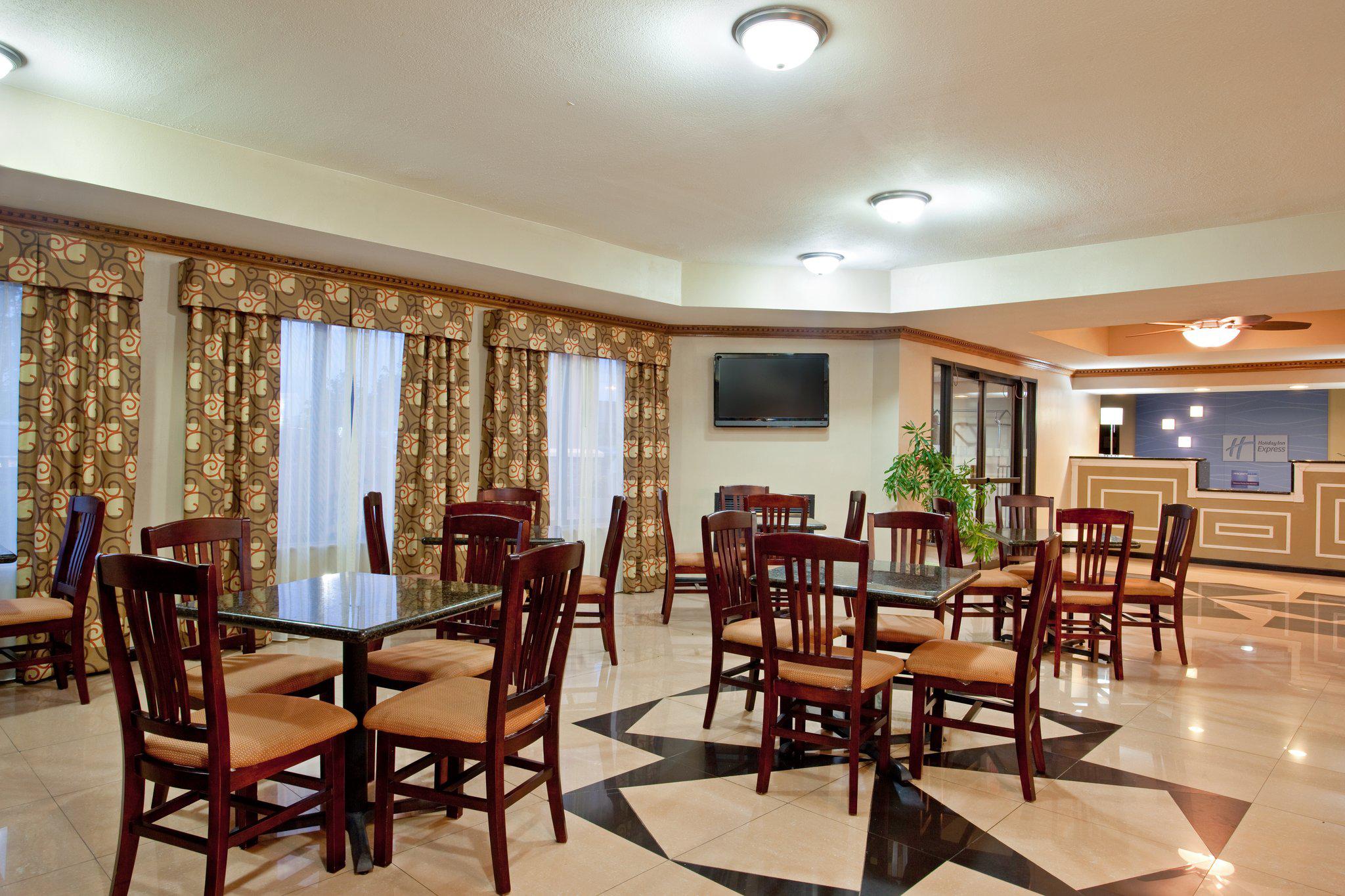 Holiday Inn Express & Suites Three Rivers Photo