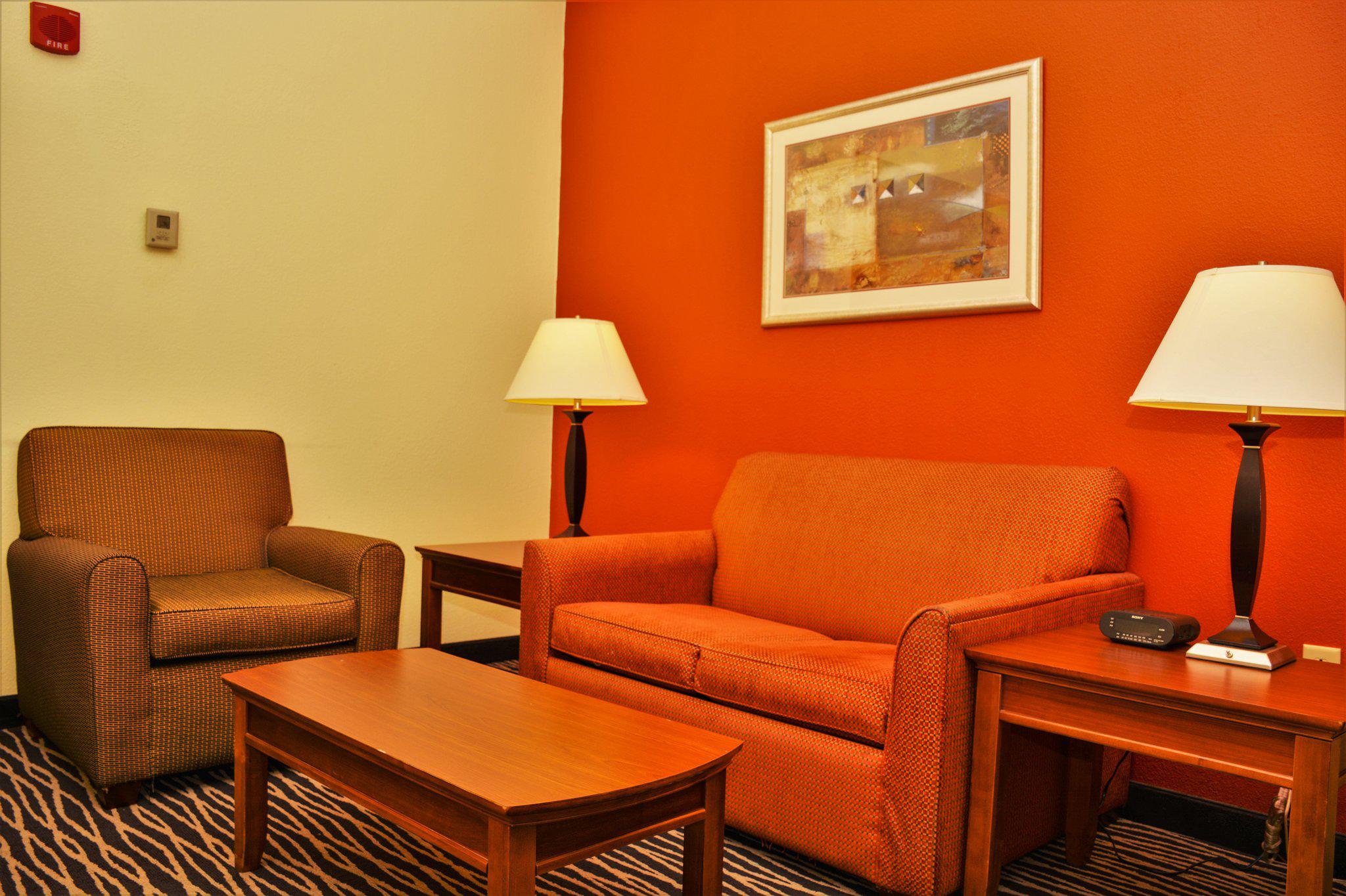 Holiday Inn Express & Suites Fayetteville-Ft. Bragg Photo