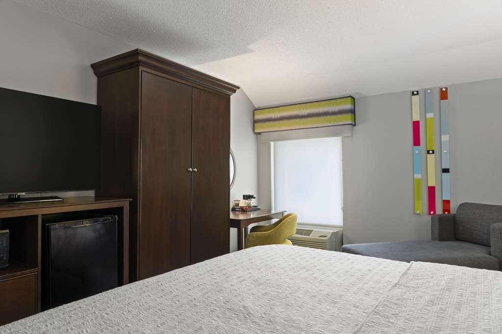 Hampton Inn & Suites Newport News (Oyster Point) Image