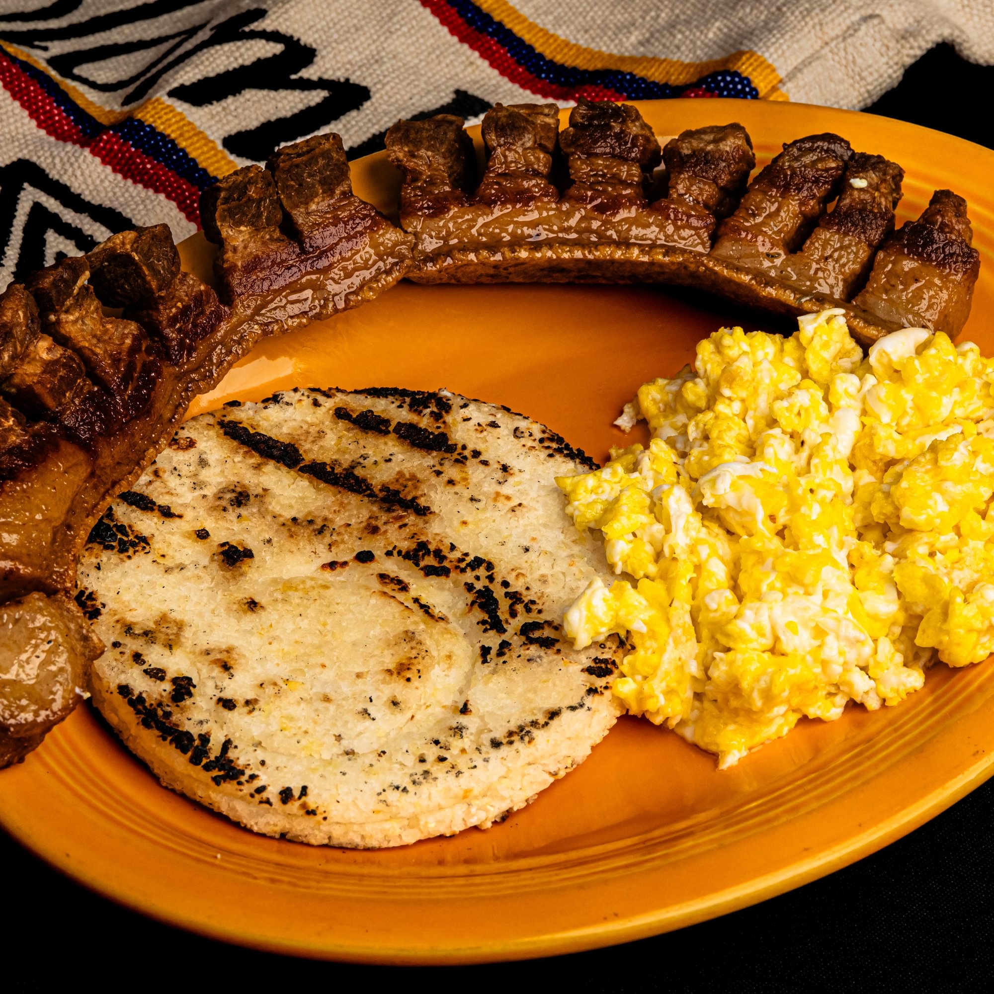 Arepa con Huevos y Chicharron