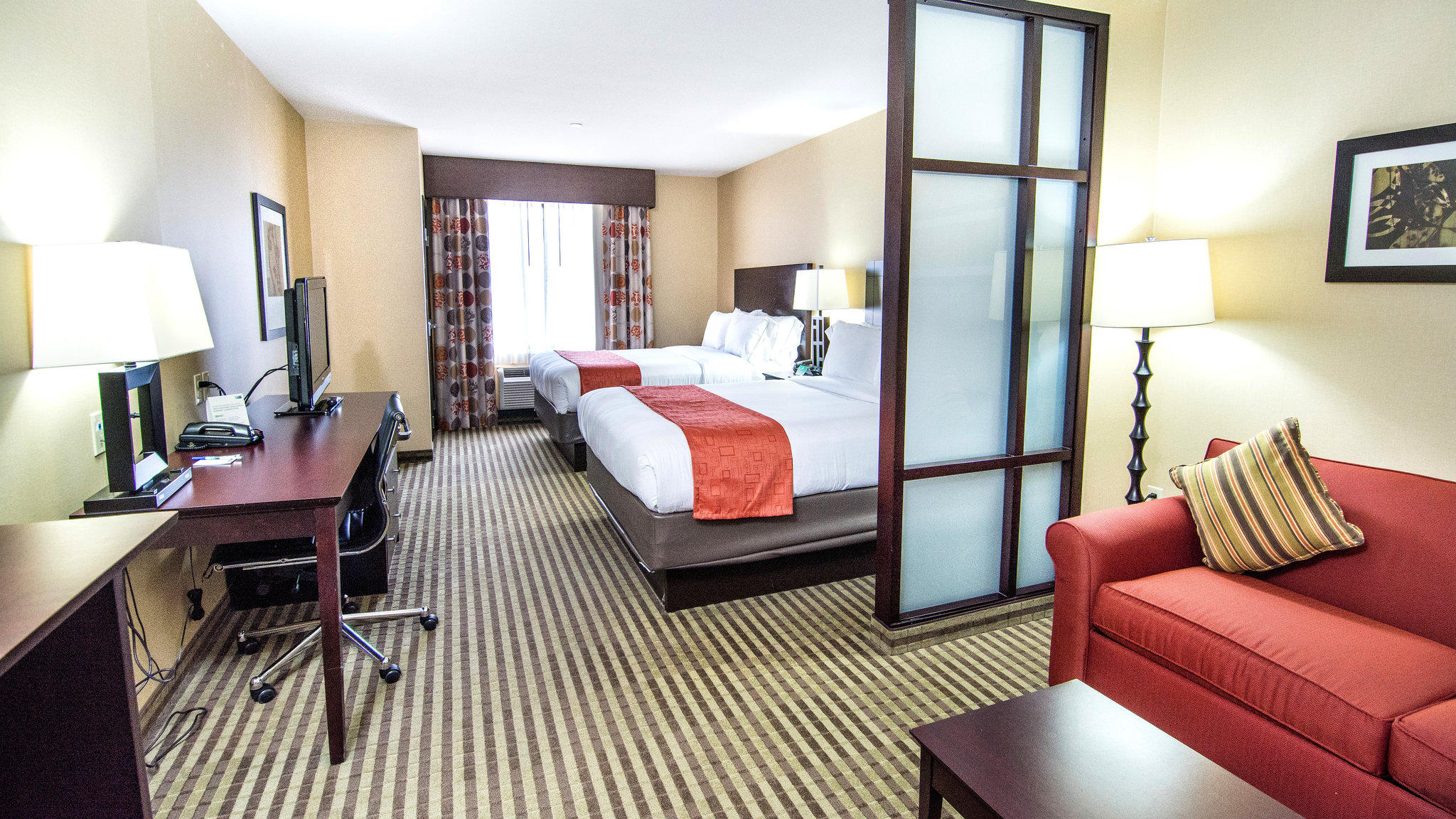 Holiday Inn Express & Suites Elkton - University Area Photo