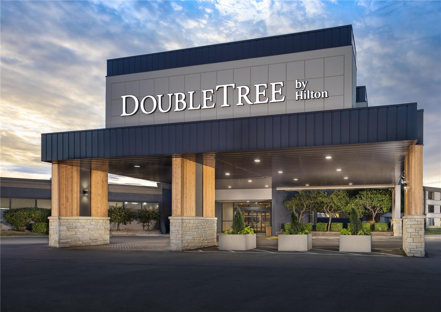 DoubleTree by Hilton Manhattan Logo