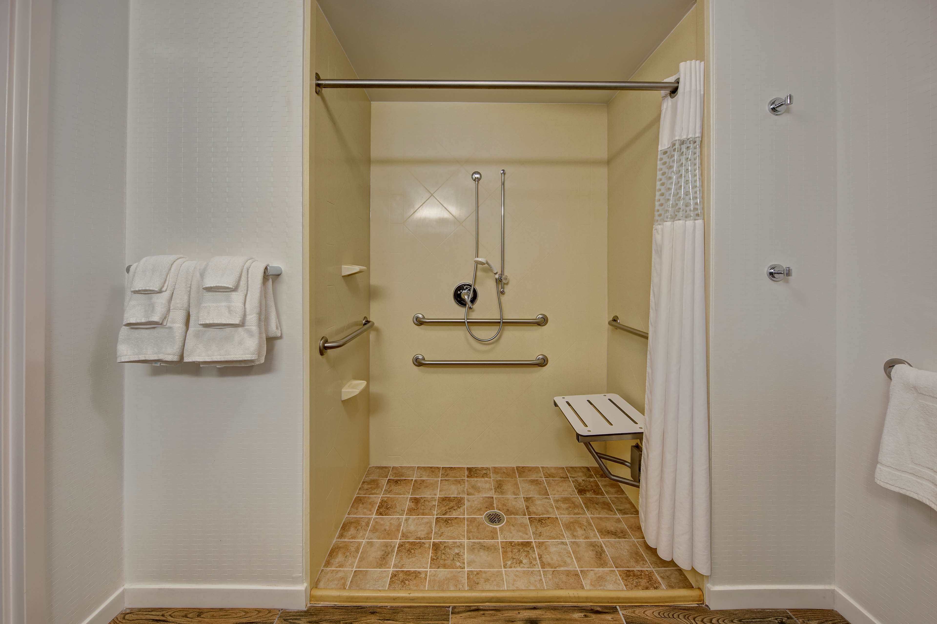 Guest room bath