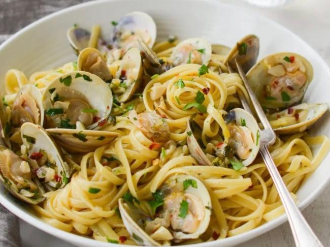 LINGUINI WITH WHITE CLAM SAUCE ENTRÉE