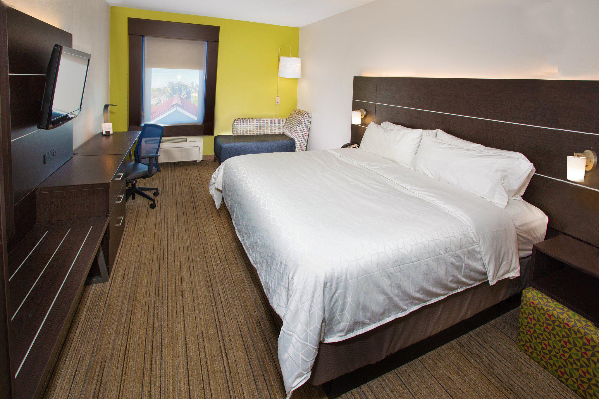 Holiday Inn Express & Suites Port Charlotte Photo