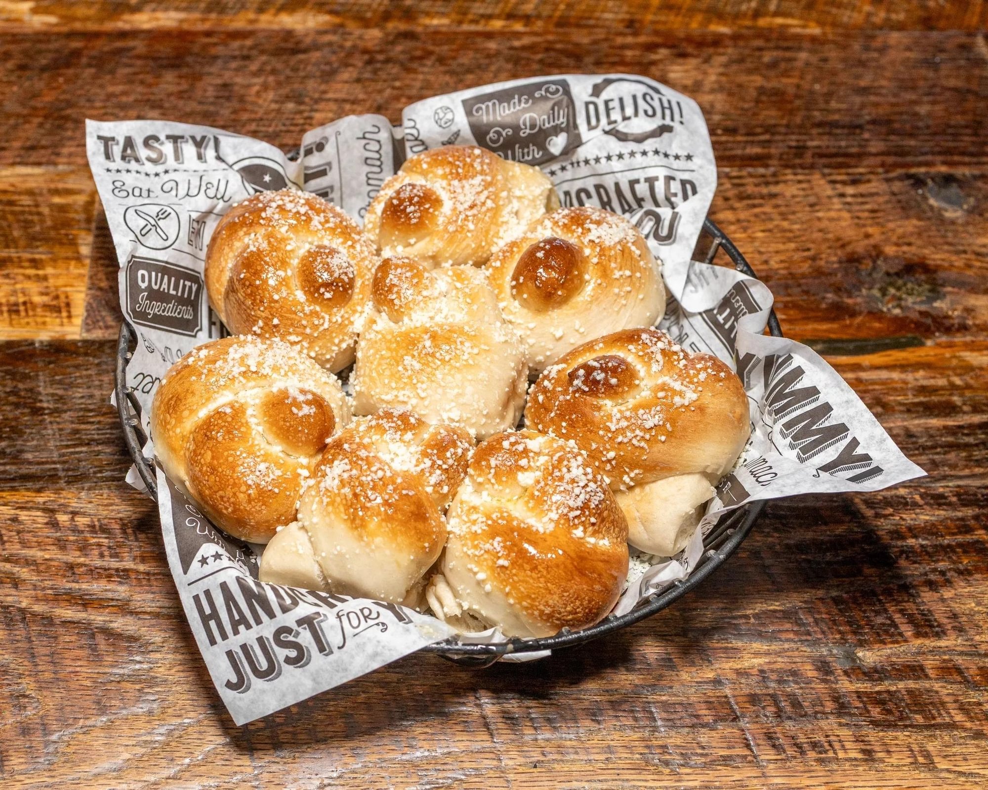 Basket Garlic Knots (8)