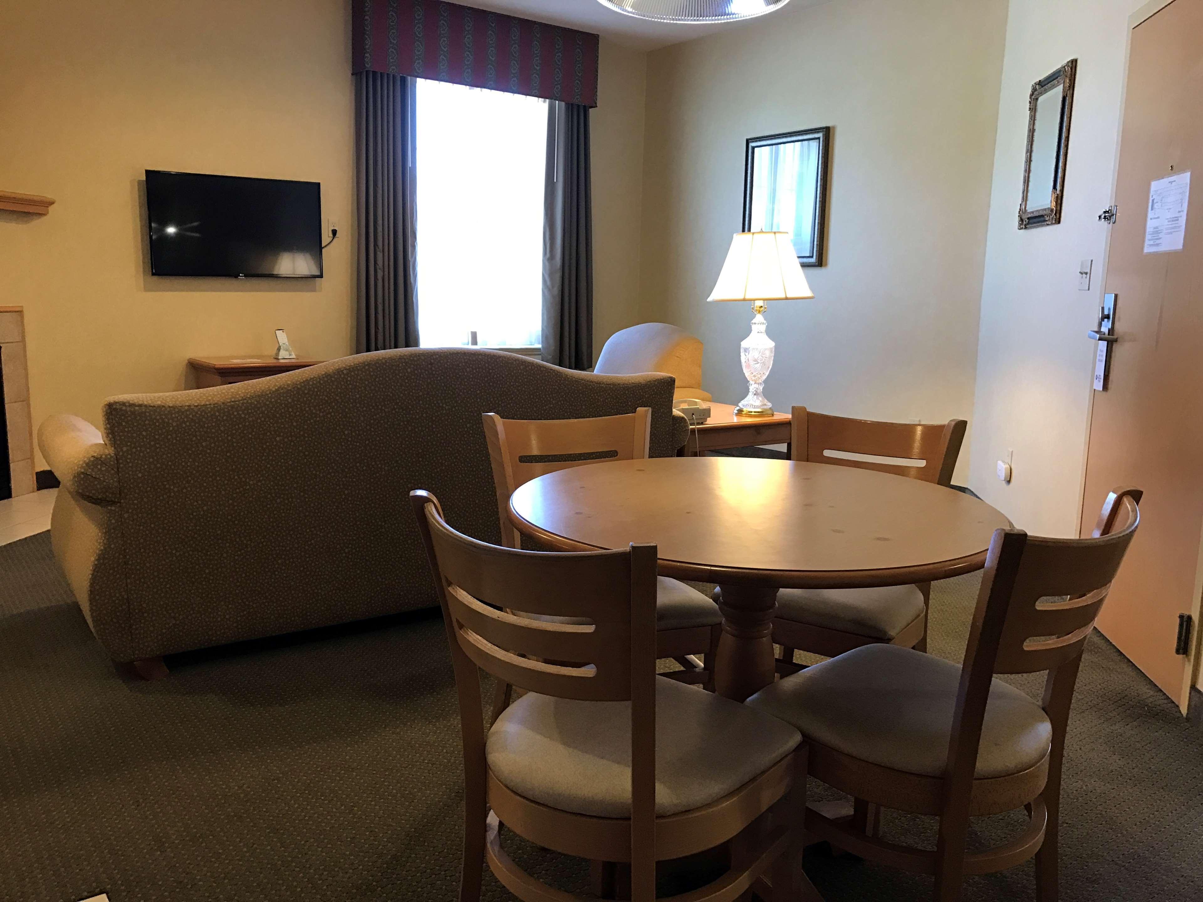 Best Western Plus Revere Inn & Suites Photo