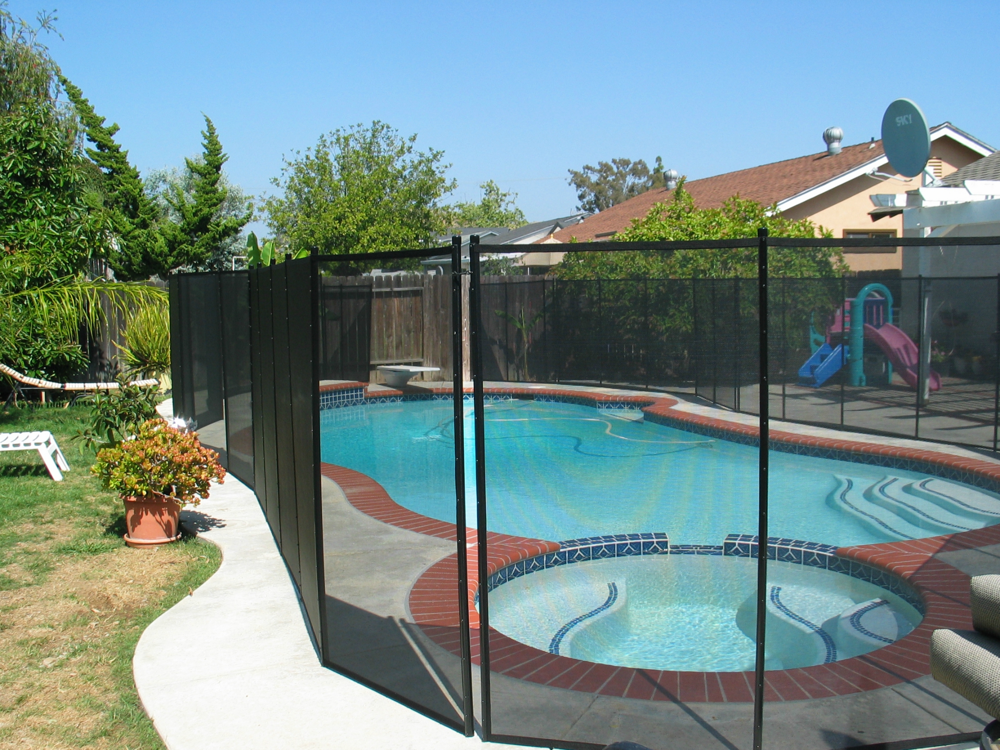 Katchakid's removable pool safety fence comes in 4 feet or 5 feet height.