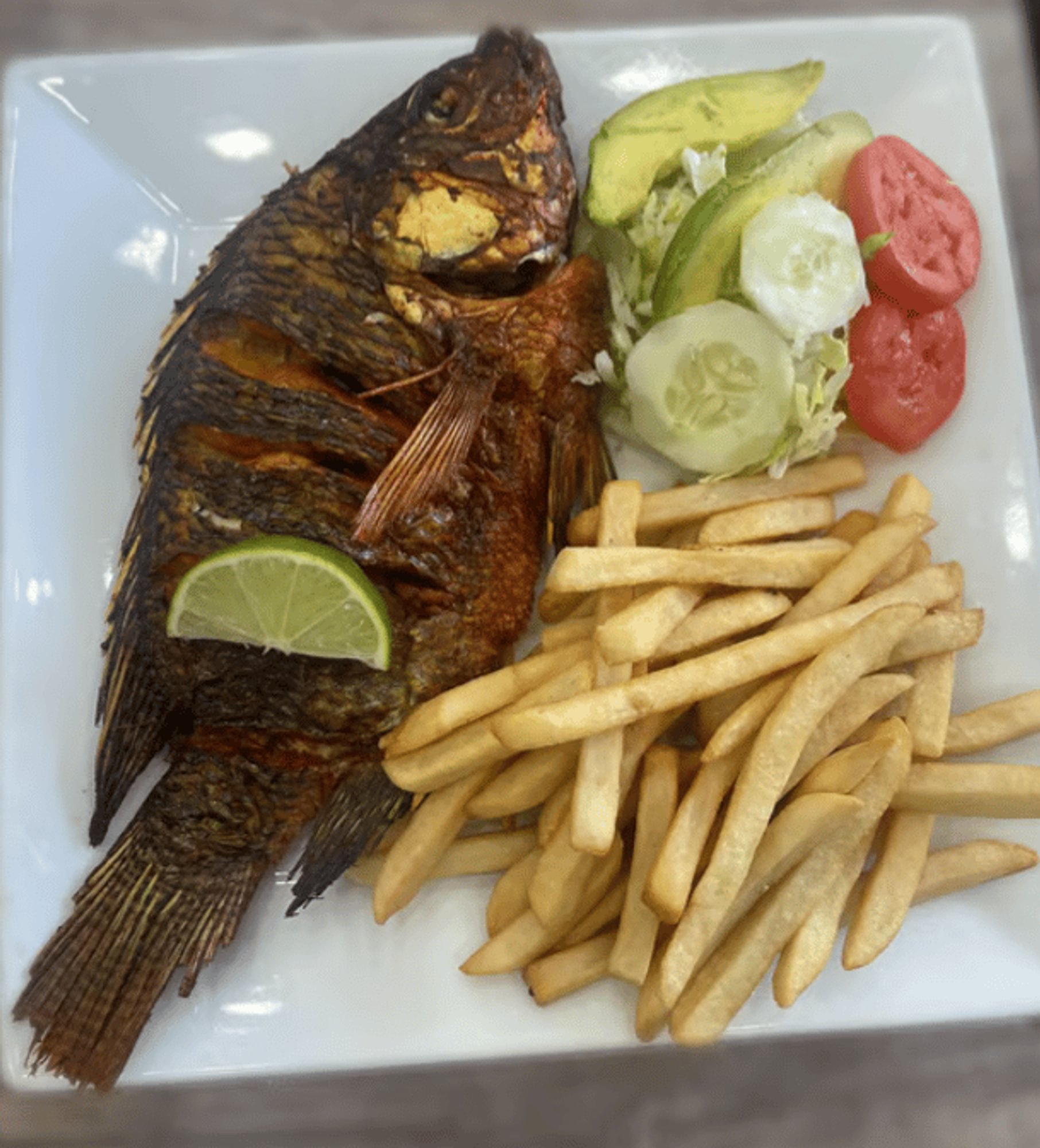 Pescado Frito con Papas Fritas y Ensalada Verde