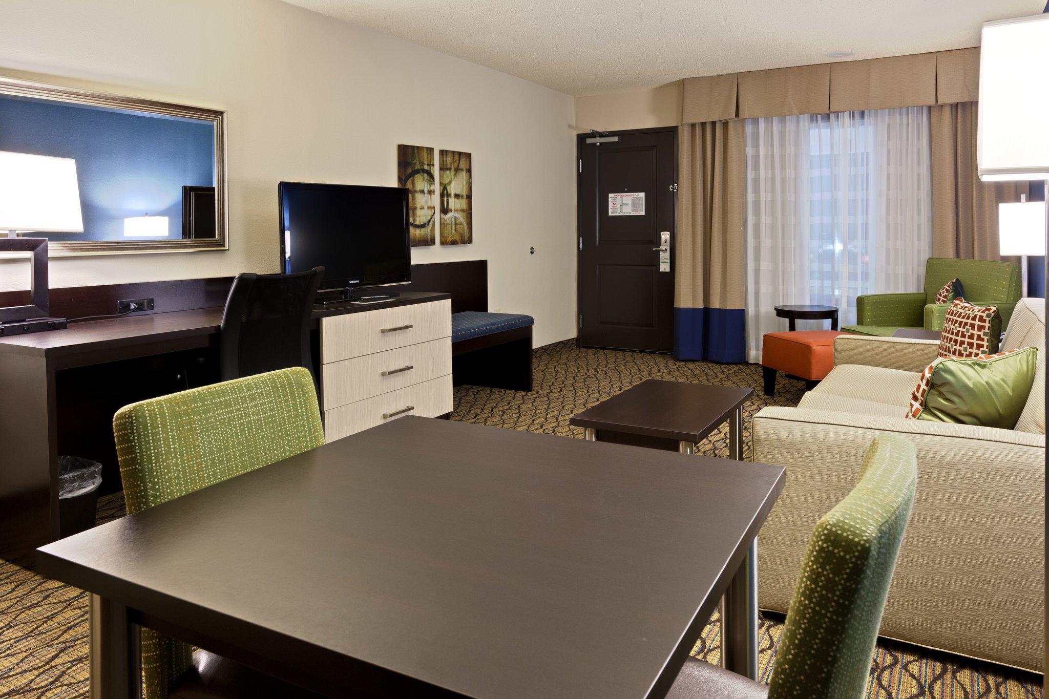 Holiday Inn & Suites Atlanta Airport-North Photo