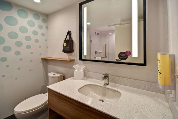 Images Tru by Hilton Sterling Heights Detroit