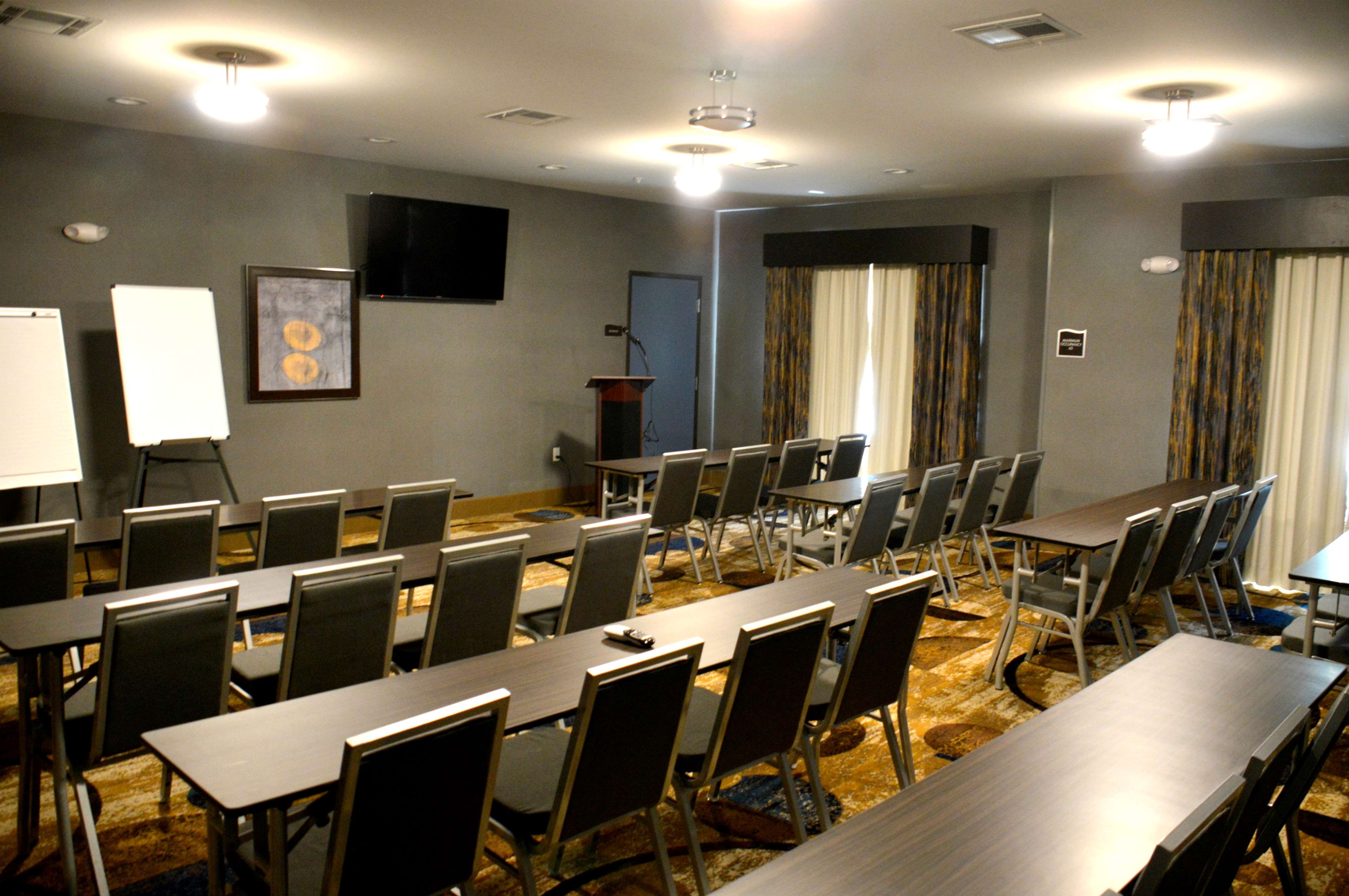 Best Western Plus Airport Inn & Suites Photo