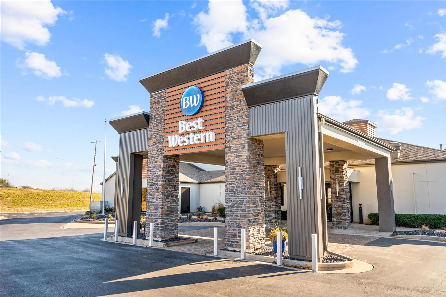 Best Western Courtview Hotel Image