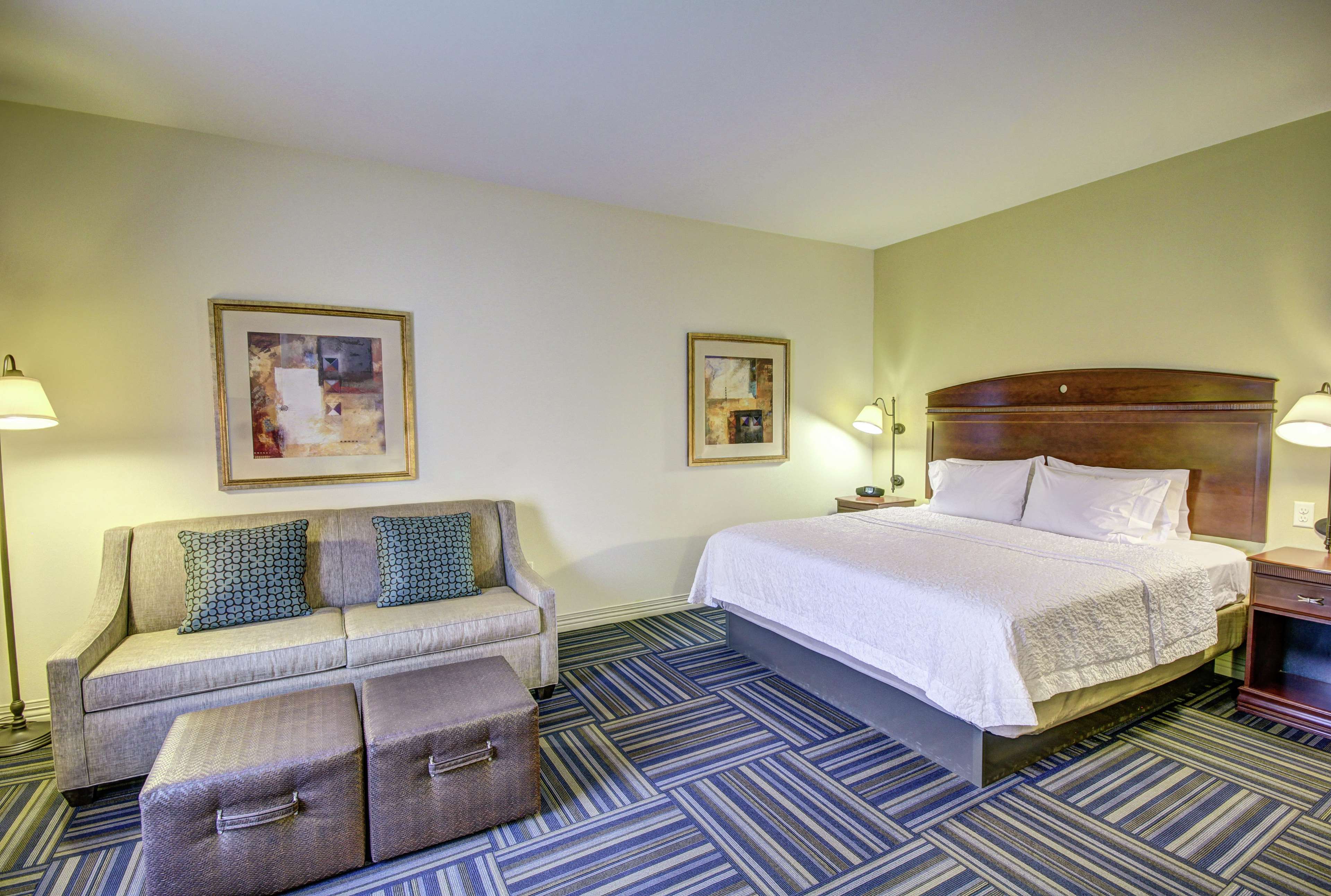 Hampton Inn & Suites Alexandria Photo