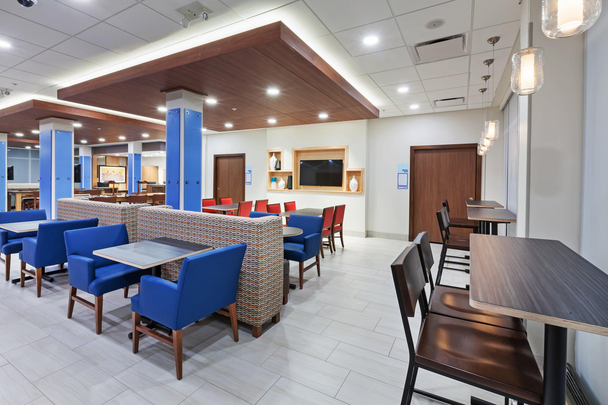 Holiday Inn Express & Suites Lenexa - Overland Park Area Photo