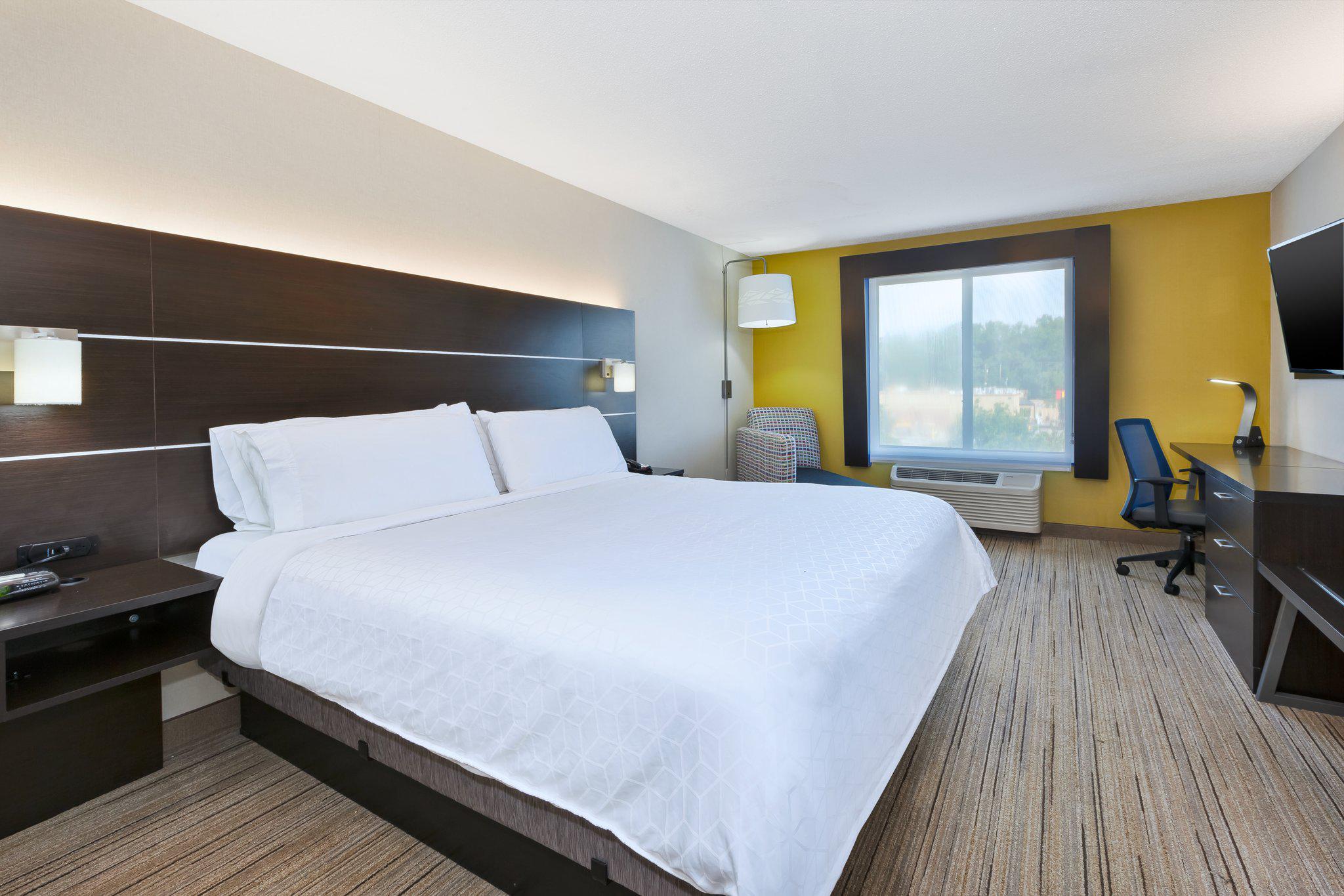 Holiday Inn Express & Suites Cleveland-Richfield Photo