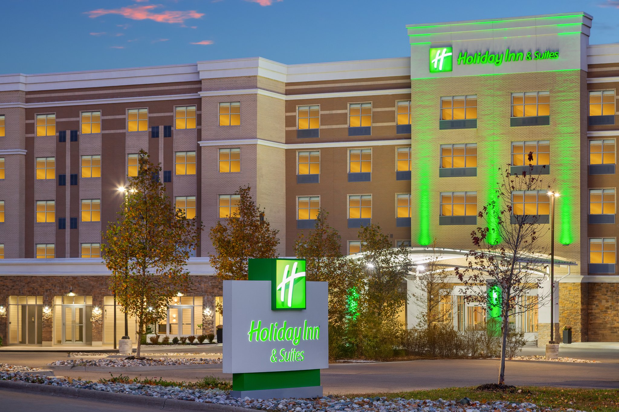 Holiday Inn & Suites Detroit - Troy by IHG Image
