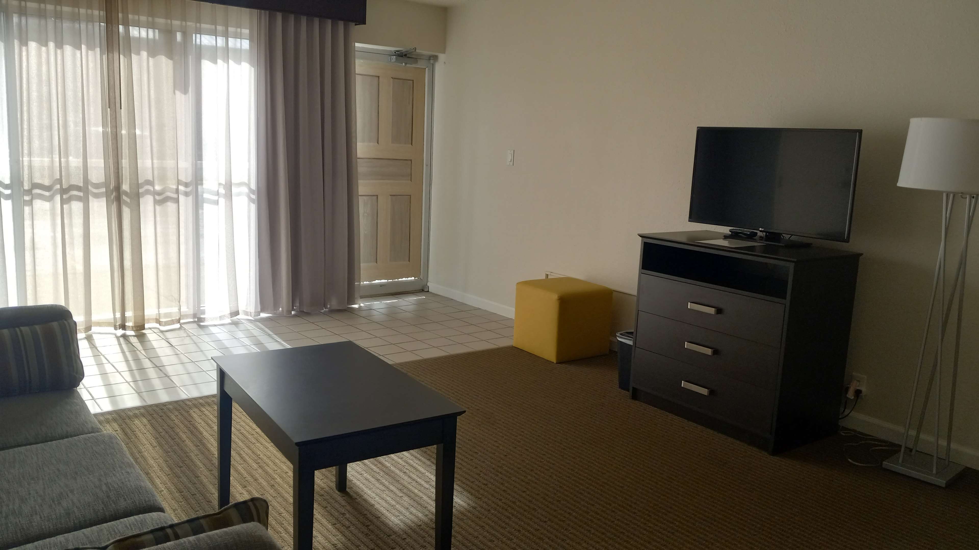 King Suite With Kitchenette + Sofabed + 2 RMs