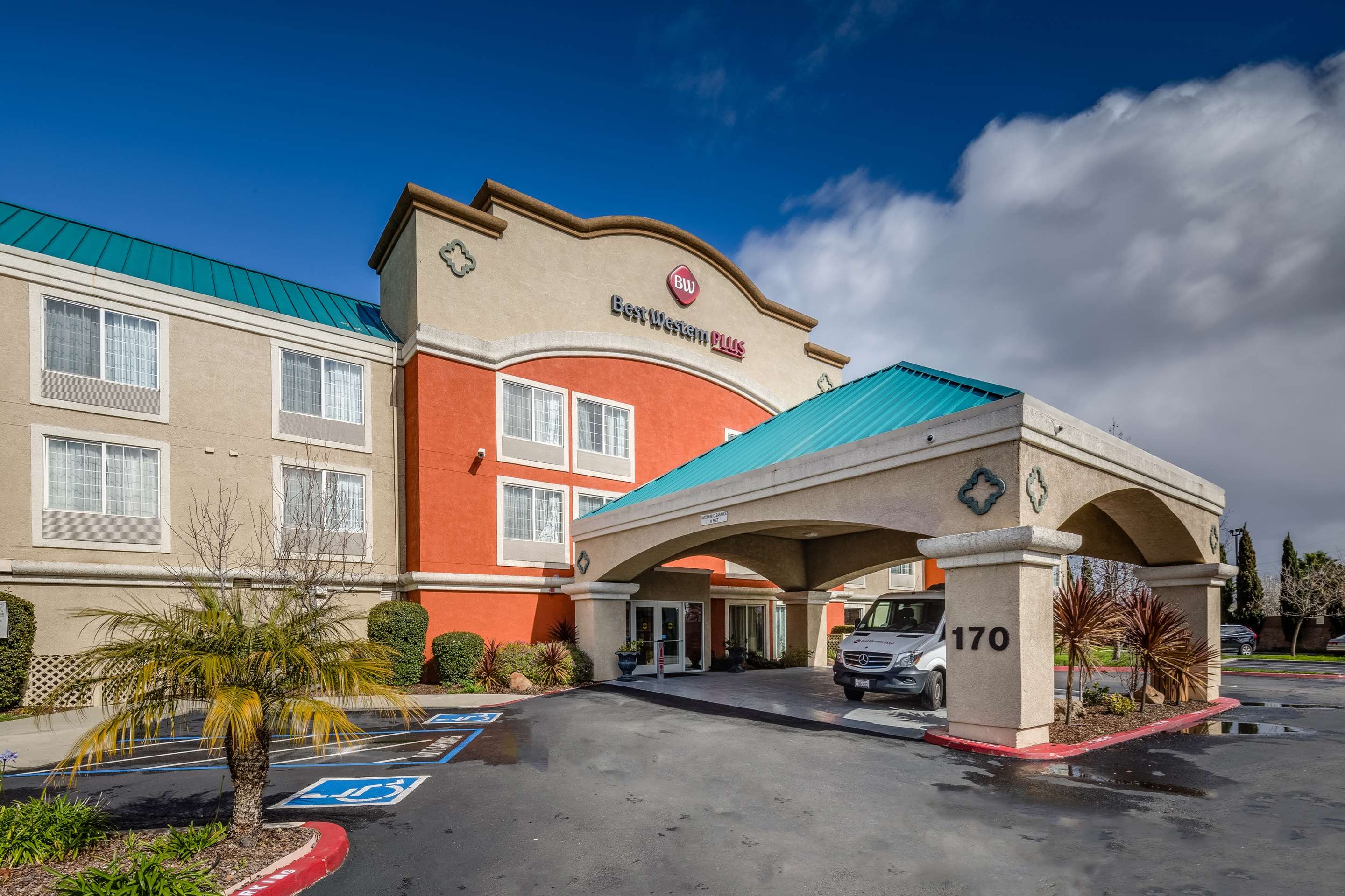 Best Western Plus Airport Inn & Suites Photo