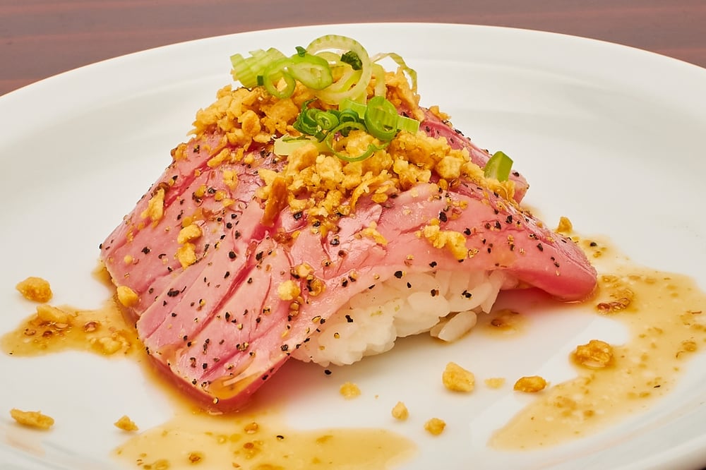 Seared Tuna with Garlic Chips