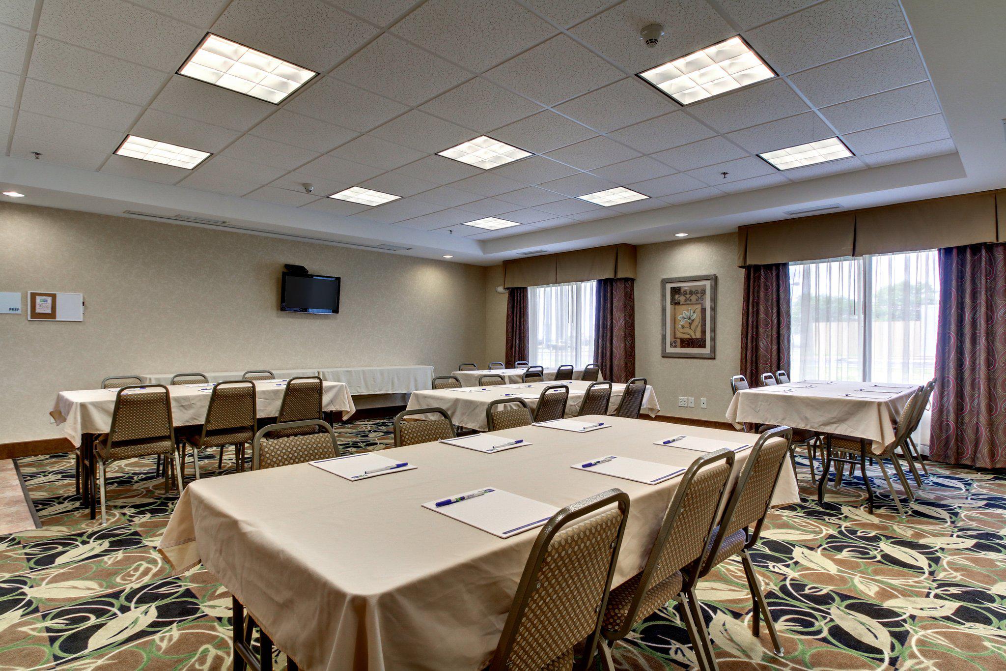 Holiday Inn Express & Suites Peru - Lasalle Area Photo