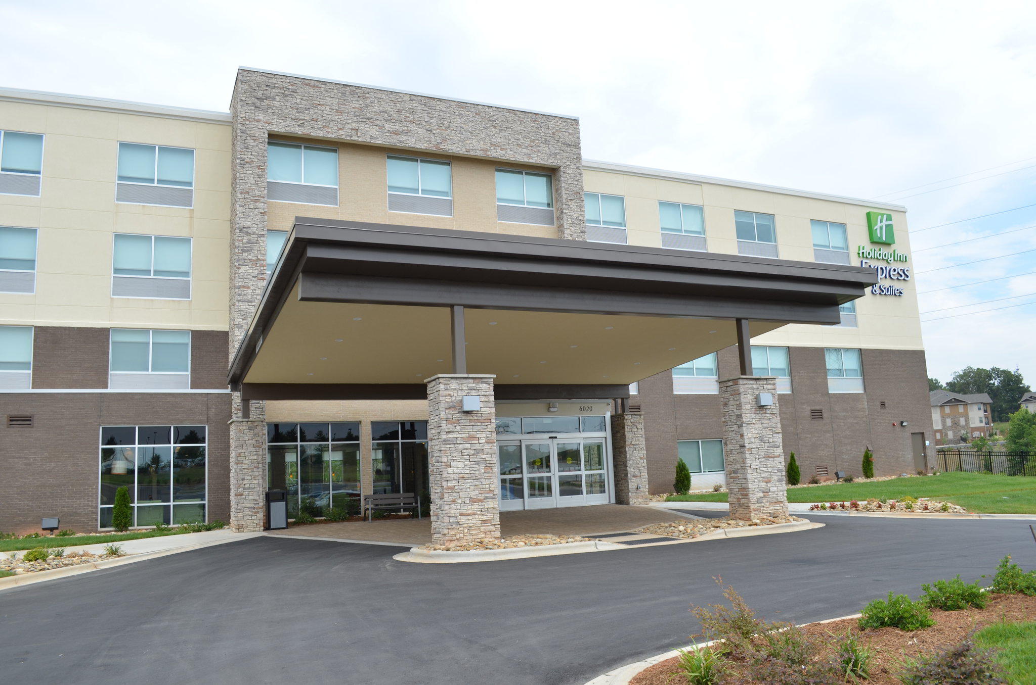 Holiday Inn Express & Suites Charlotte NE - University Area Photo