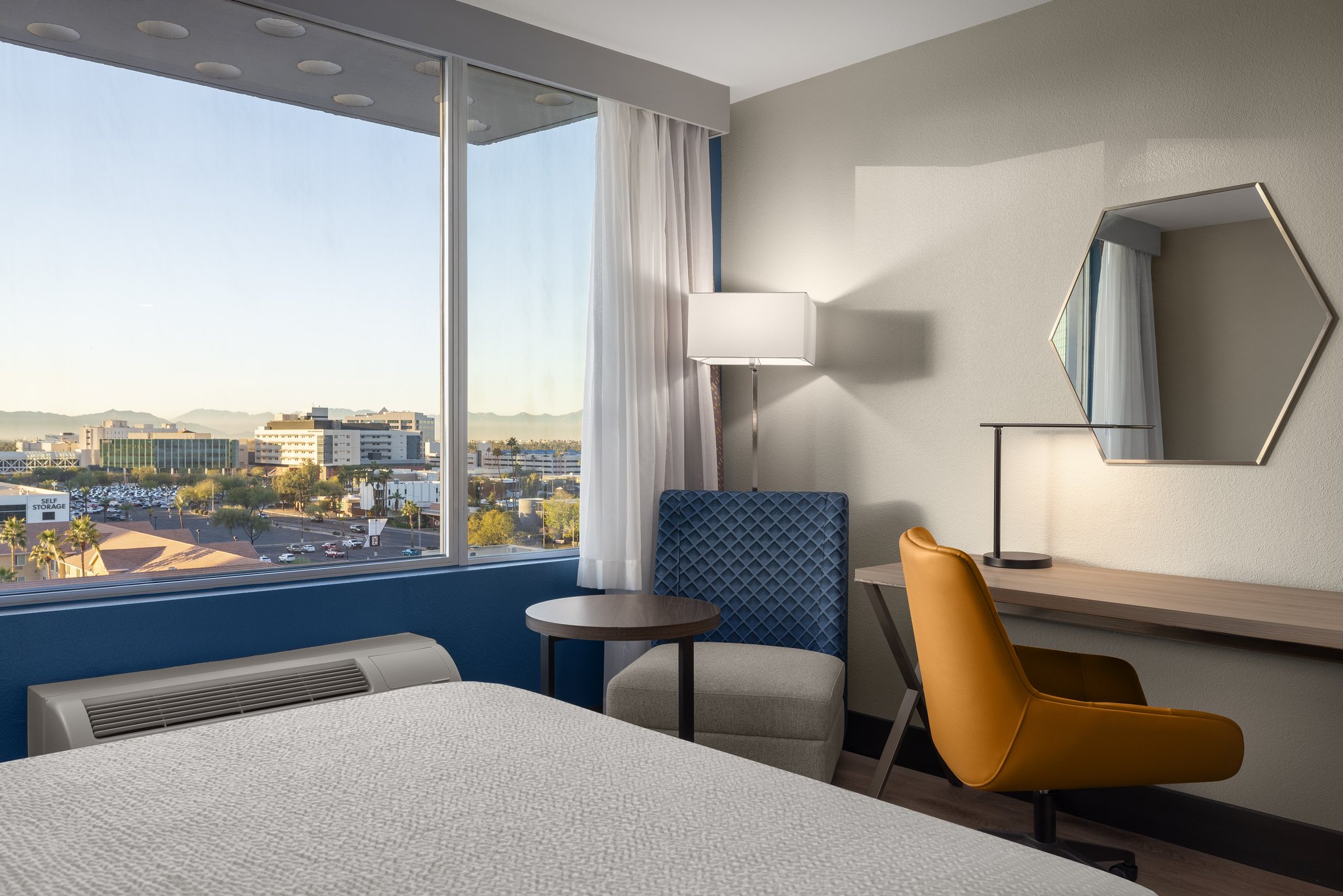 Holiday Inn Express & Suites Phoenix - Midtown by IHG Image