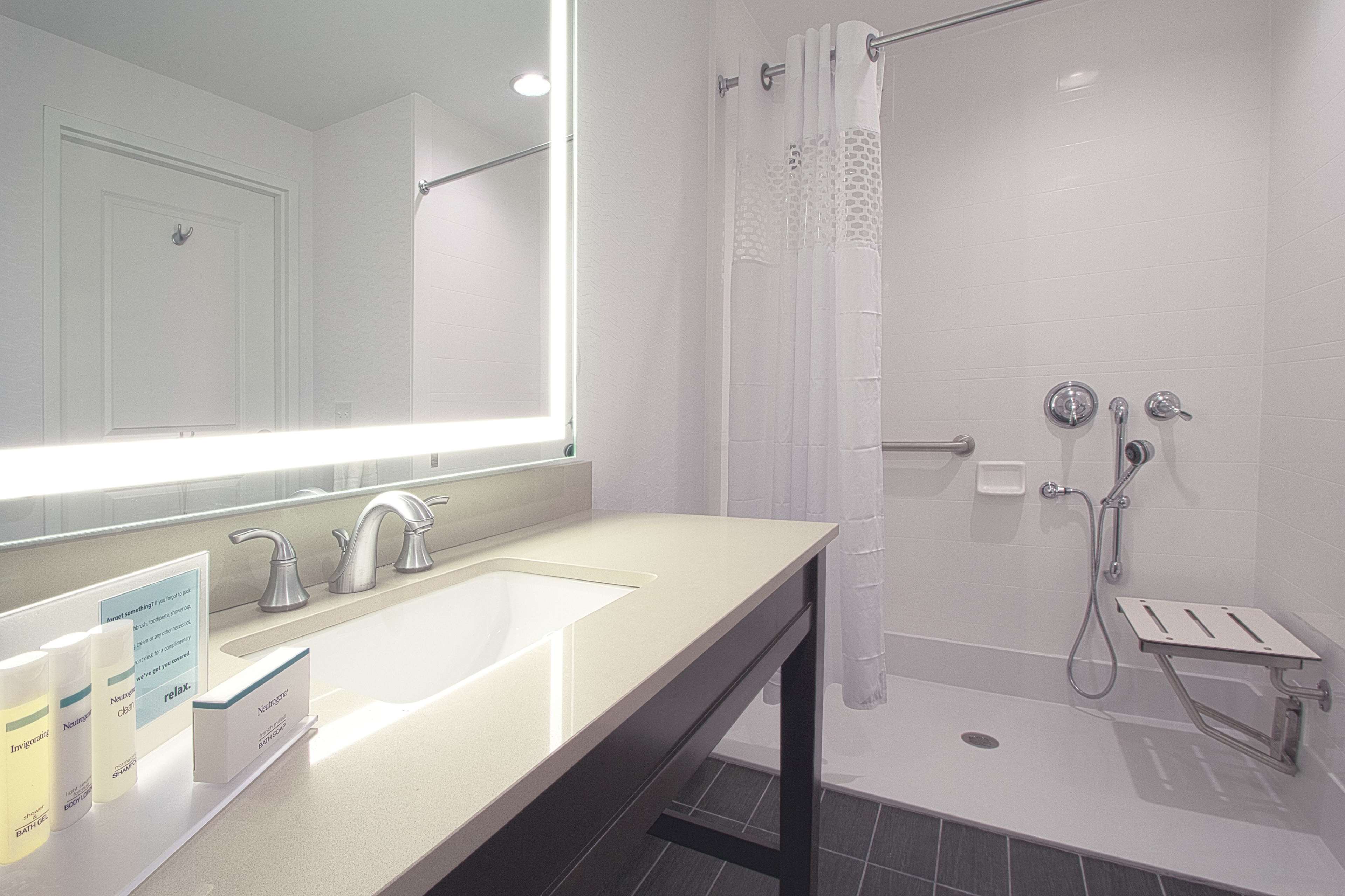 Guest room bath