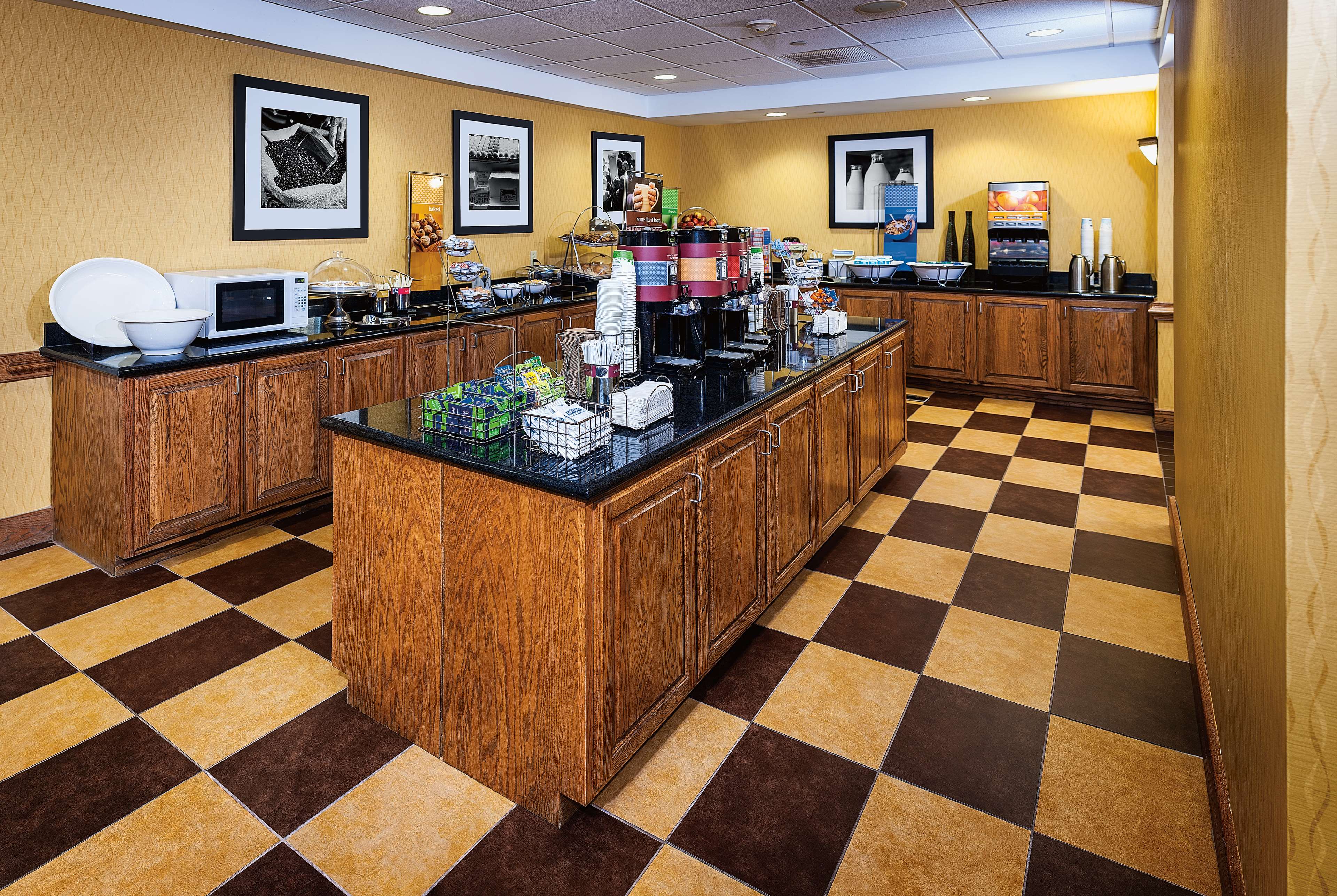 Hampton Inn & Suites ChesapeakeSquare Mall, 4449 Peek Trl, Chesapeake, VA,