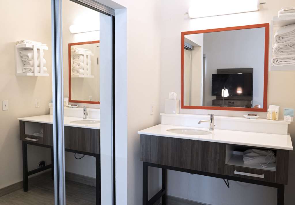 Hampton Inn and Suites Seal Beach Image