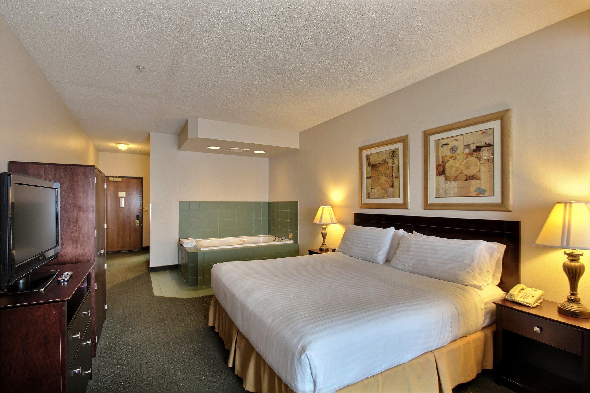 Holiday Inn Express & Suites Oshkosh-Sr 41 Photo