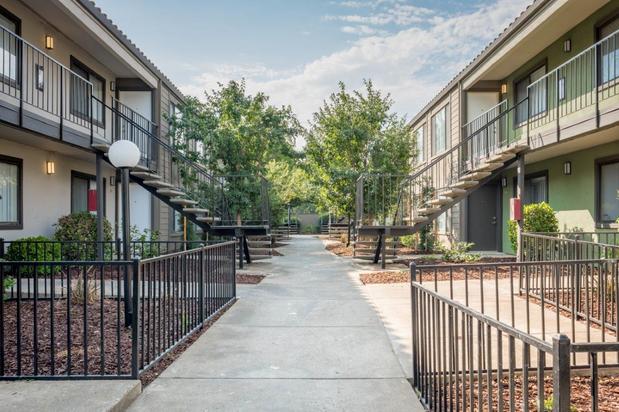 Images Riverside Villas