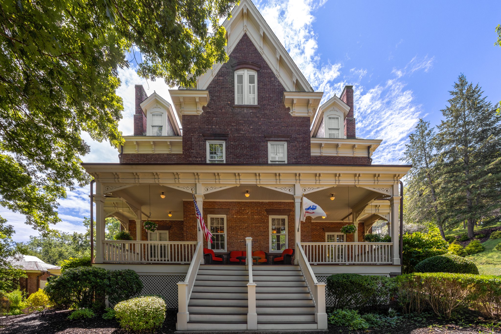 IHG Army Hotels Beat Navy House - Historia Image