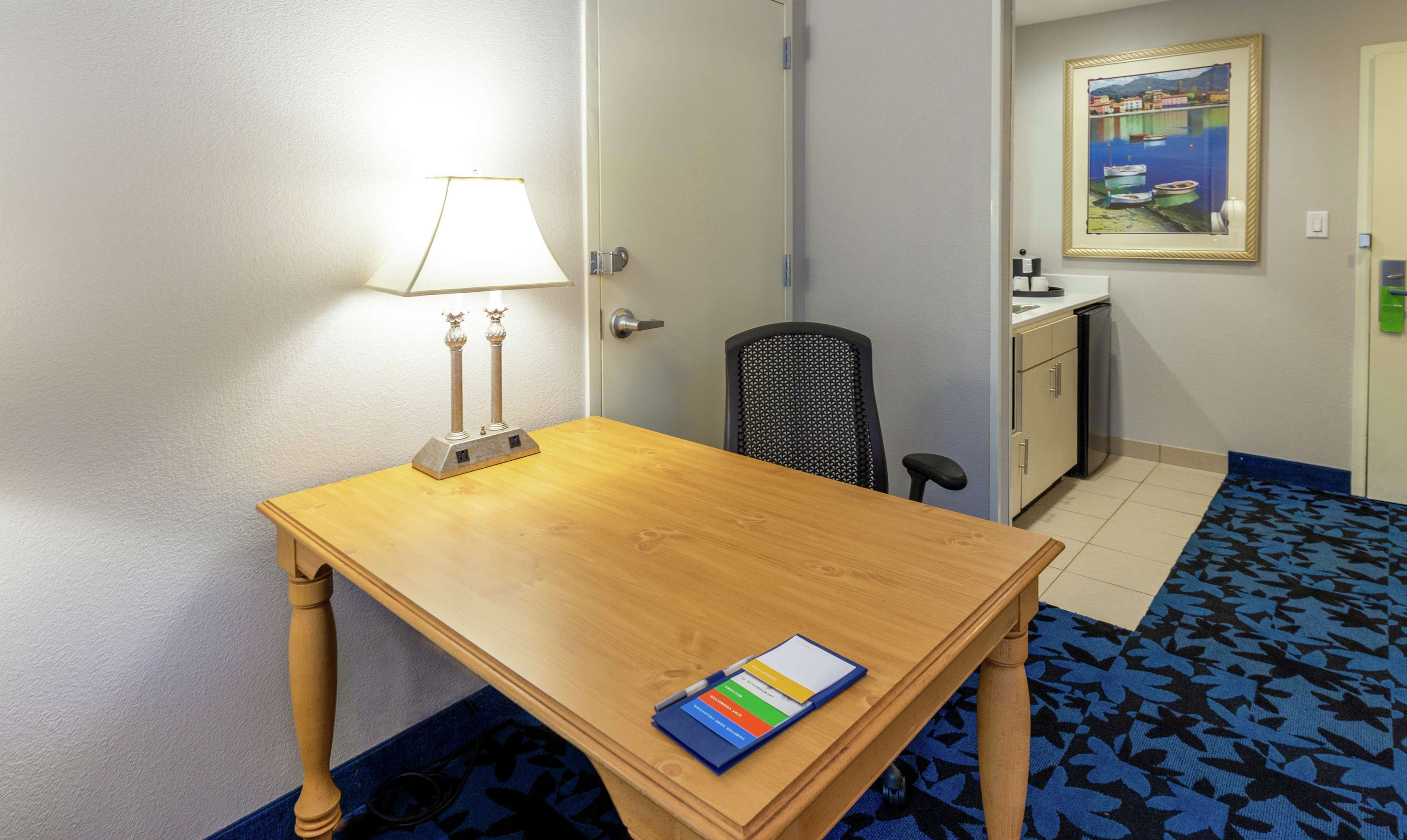 Hampton Inn & Suites Jacksonville Deerwood Park Photo