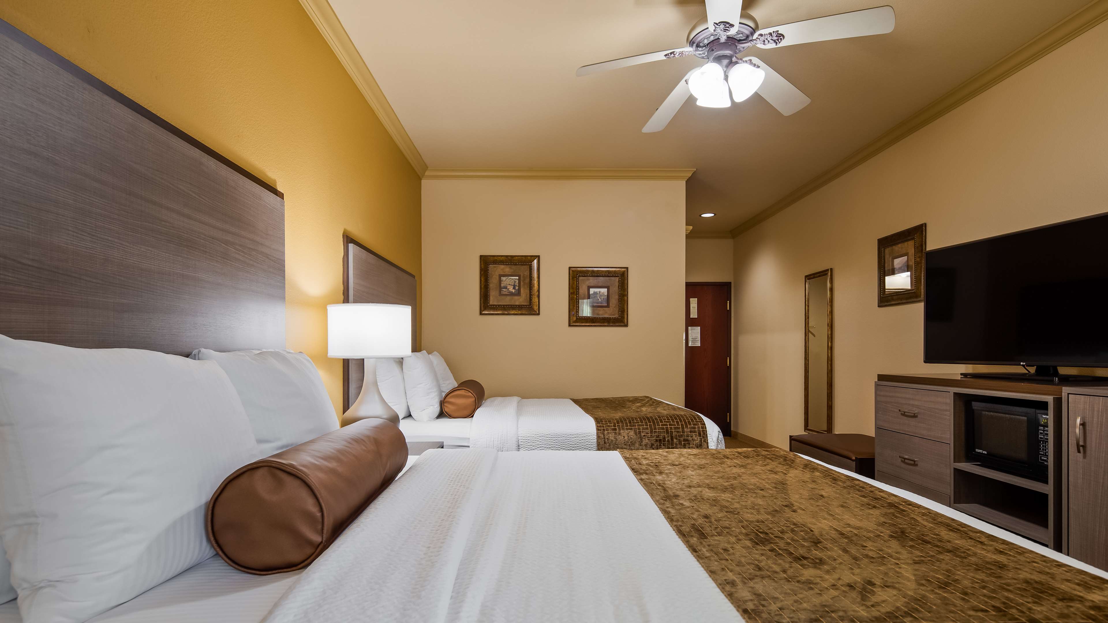 Best Western Plus Crown Colony Inn & Suites Photo