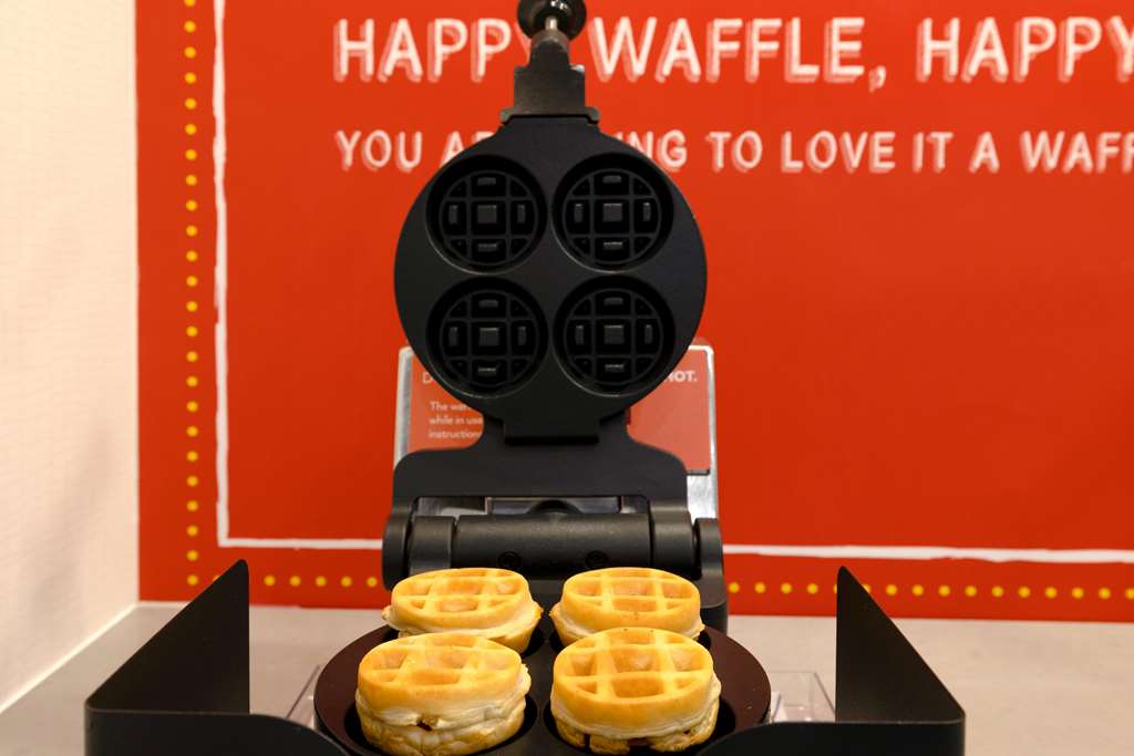 Hampton Inn & Suites Marina Image