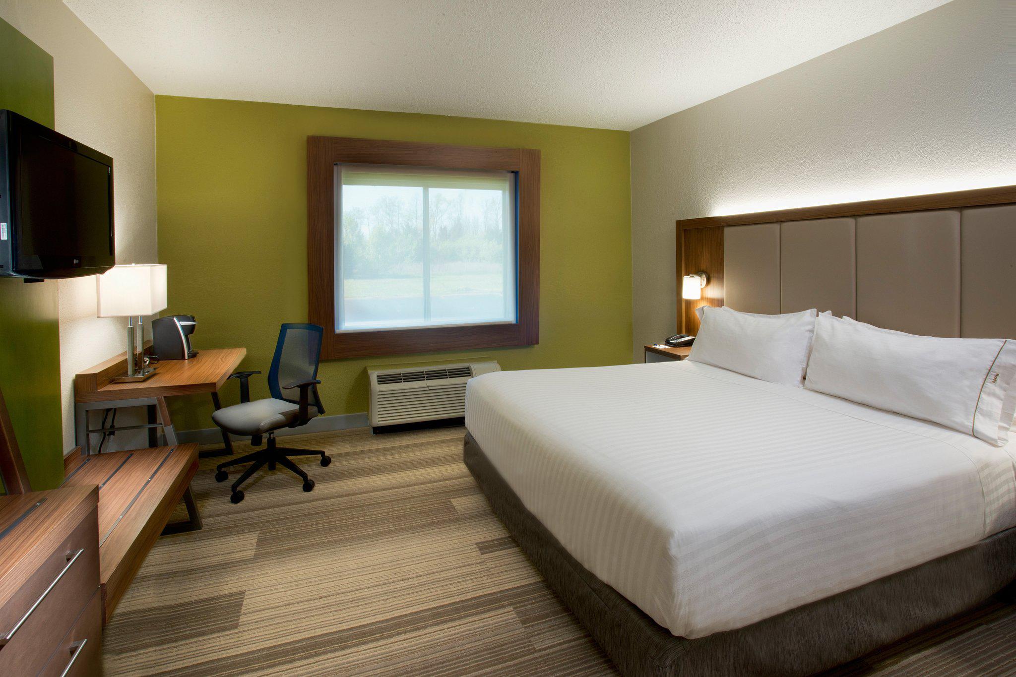 Holiday Inn Express Nashville Airport Photo