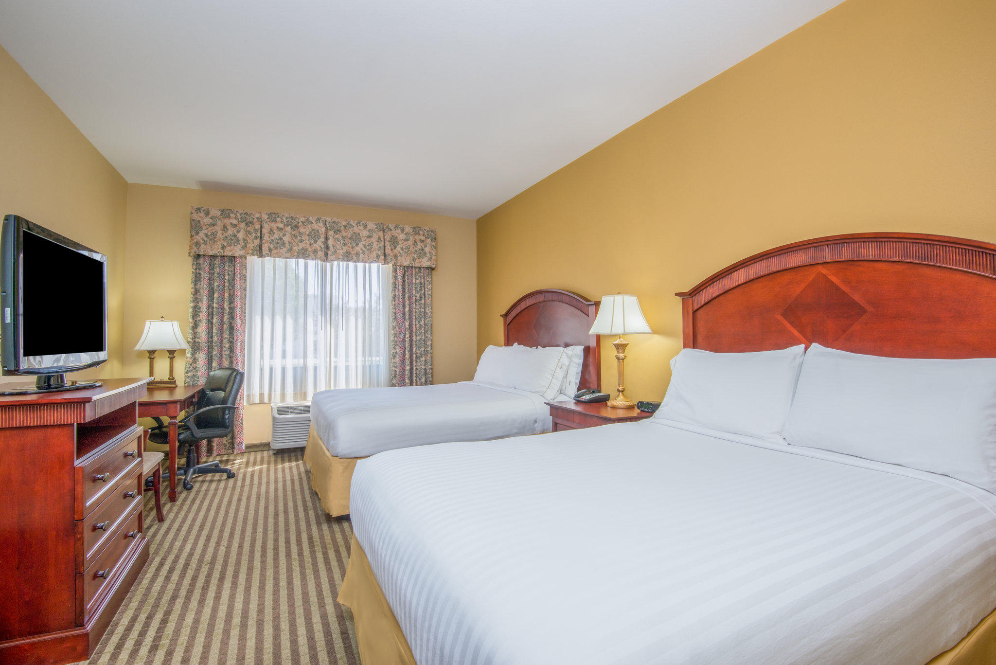 Holiday Inn Express & Suites Enid-Hwy 412 Photo