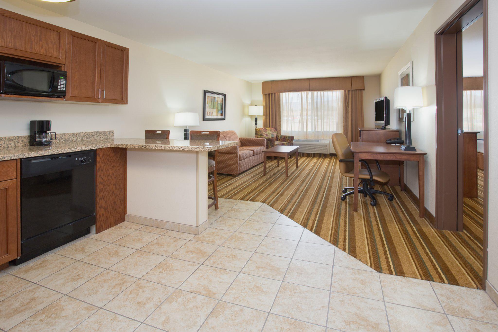 Holiday Inn Express & Suites Los Alamos Entrada Park Photo